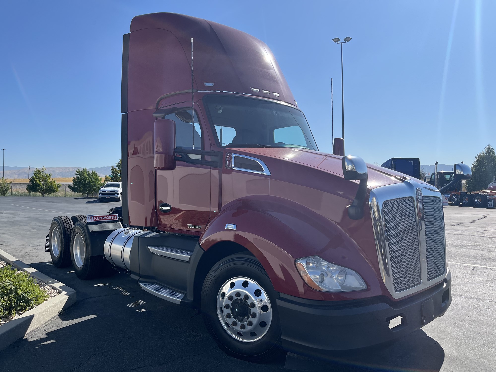 2020 Kenworth T680 - image 3 of 6