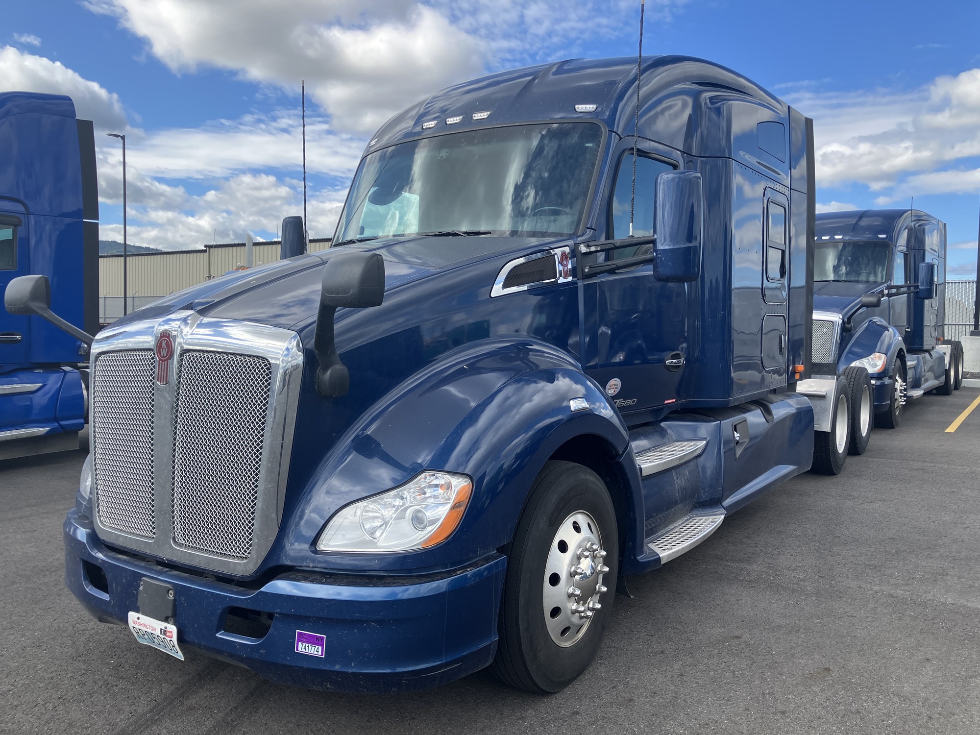 2021 Kenworth T680 - image 1 of 6