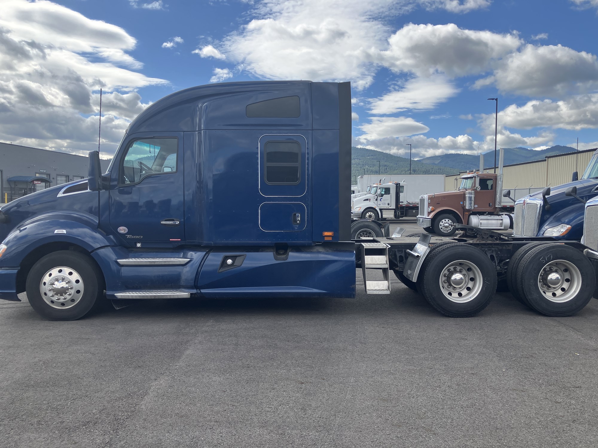 2021 Kenworth T680 - image 2 of 6
