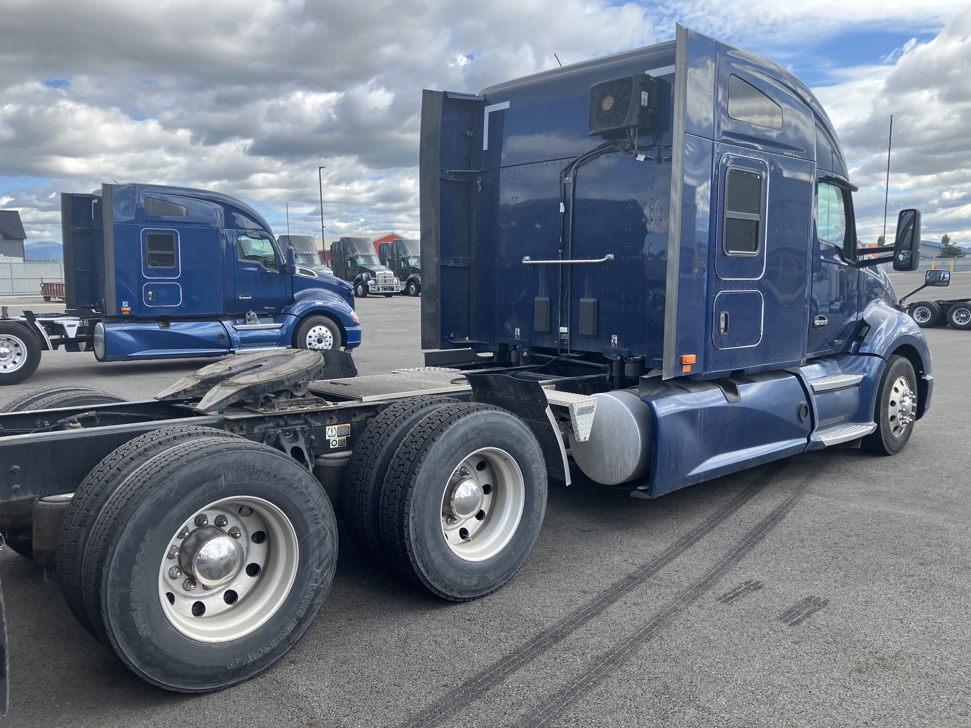 2021 Kenworth T680 - image 4 of 6