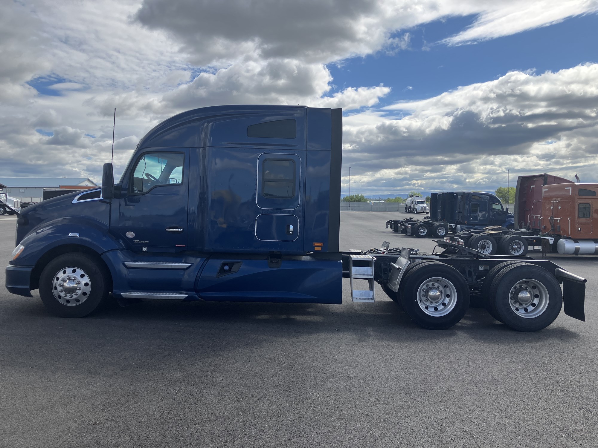 2021 Kenworth T680 - image 2 of 6