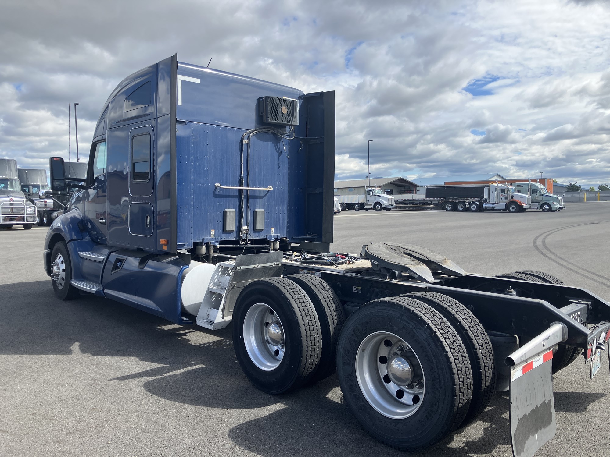 2021 Kenworth T680 - image 3 of 6