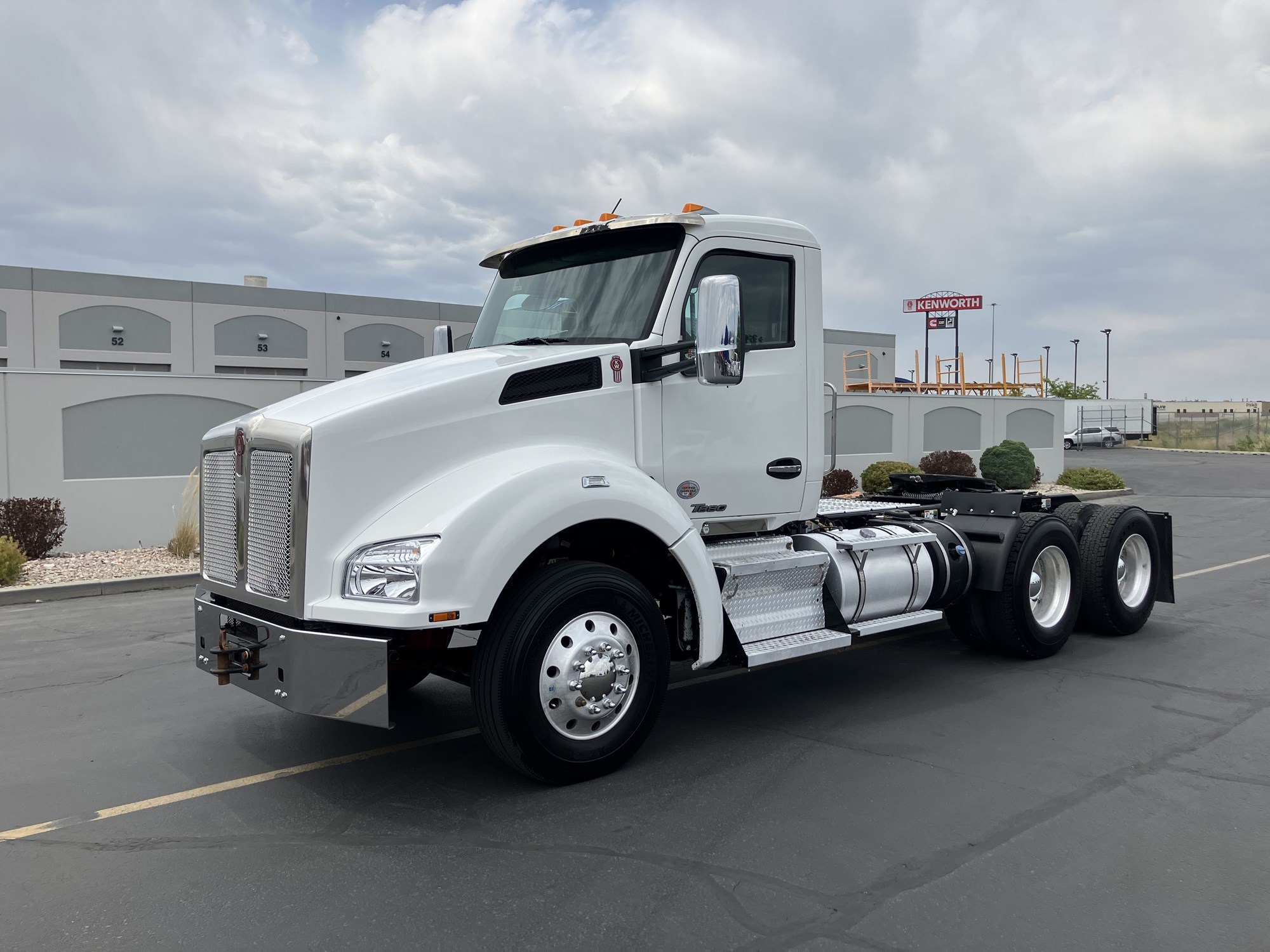 2021 Kenworth T880 - image 2 of 6
