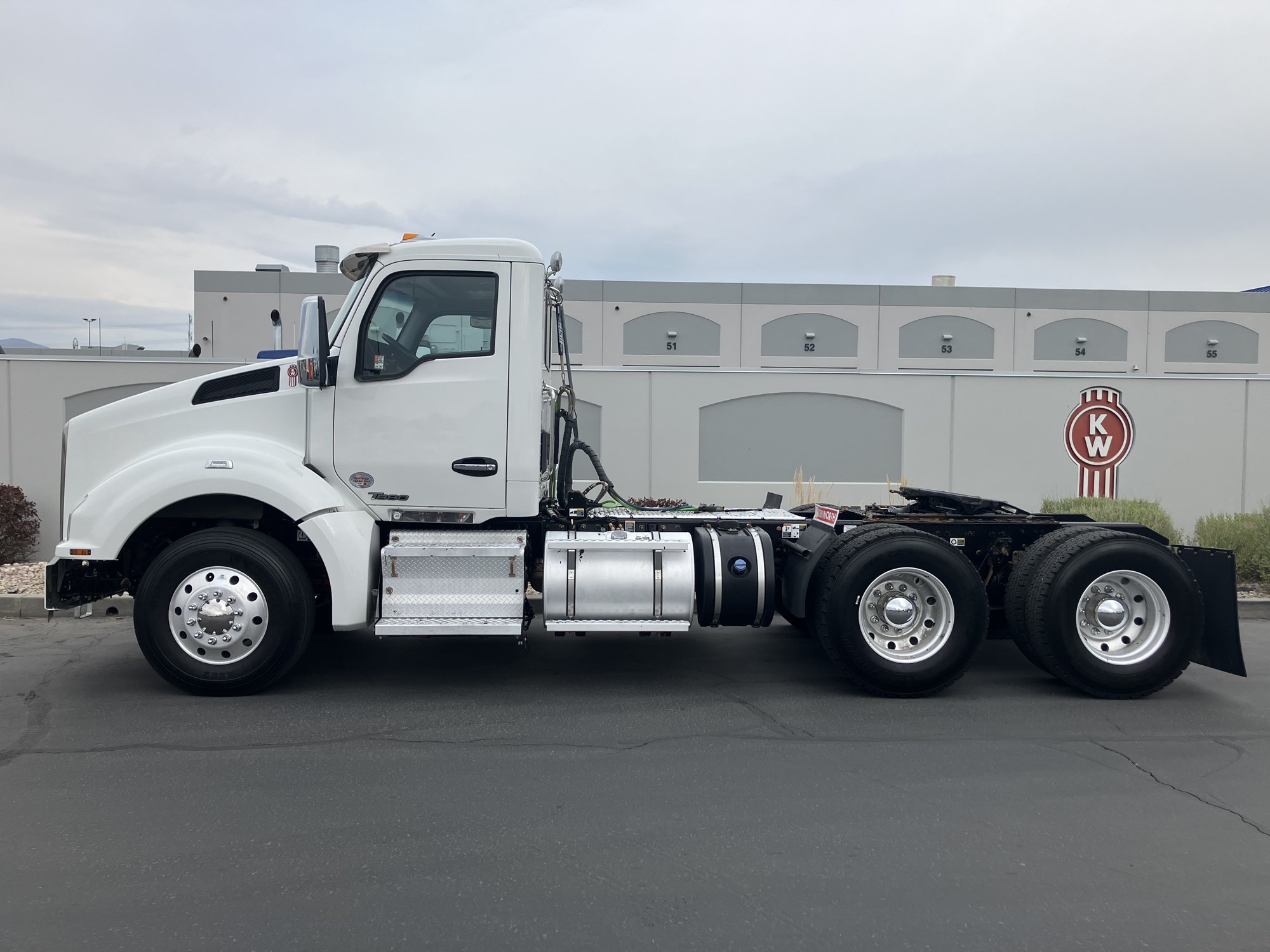 2021 Kenworth T880 - image 1 of 6