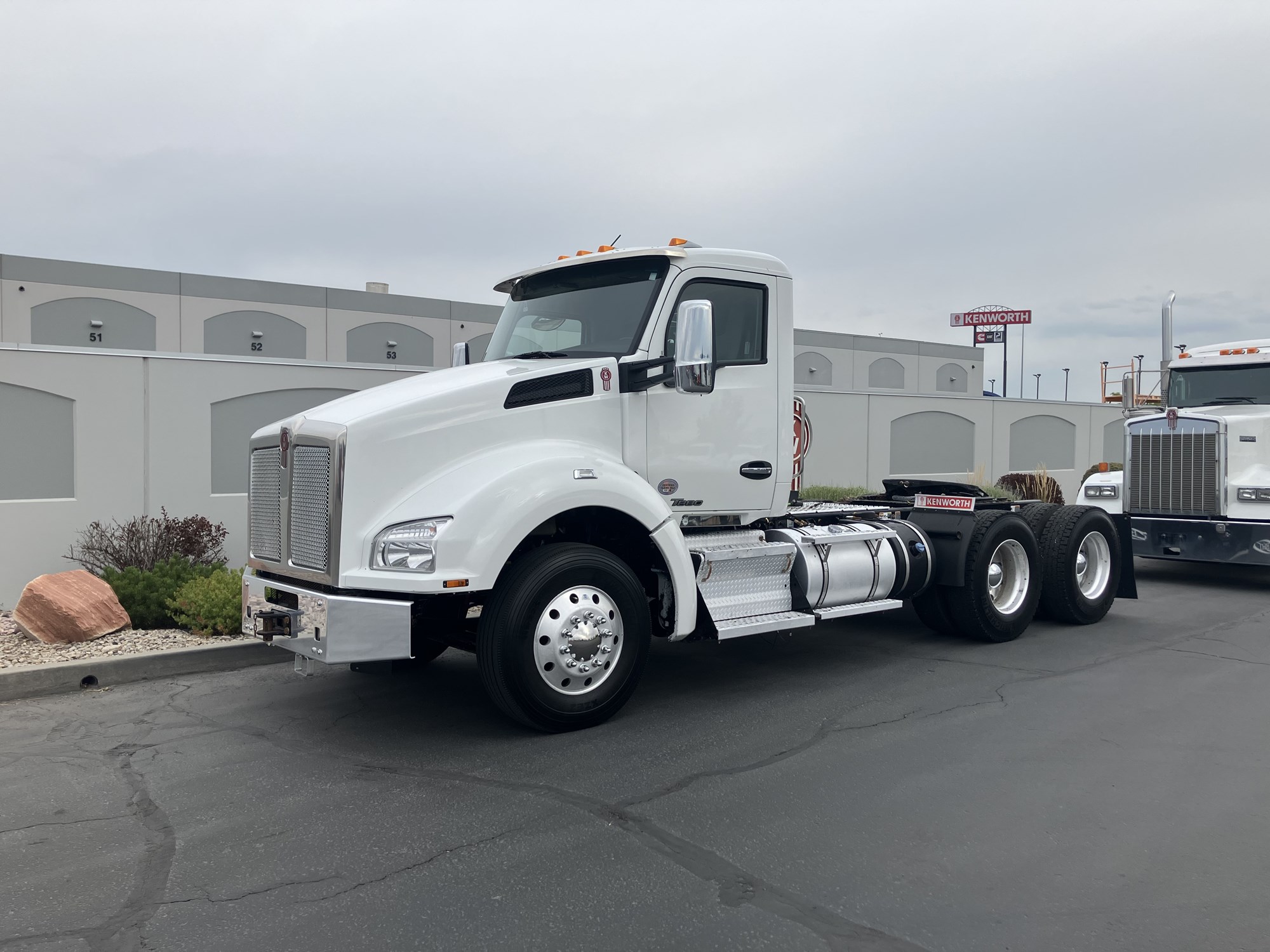 2021 Kenworth T880 - image 2 of 6