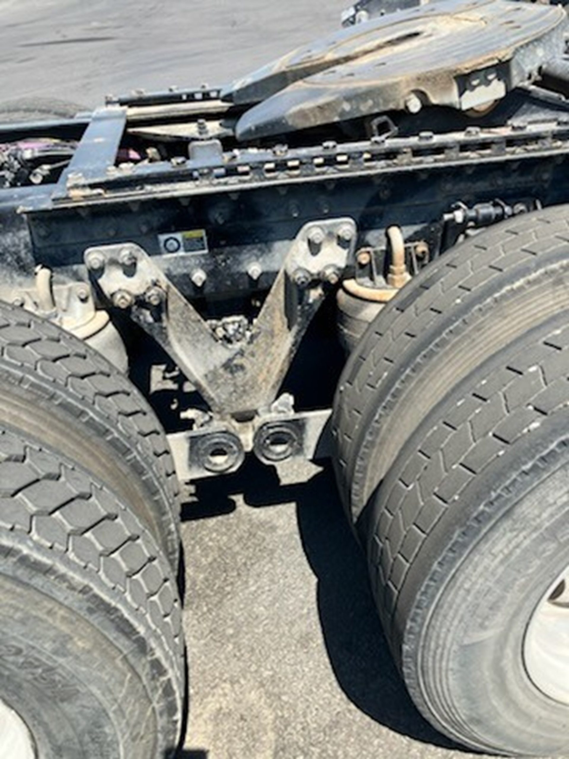 2021 Kenworth T880 - image 3 of 6