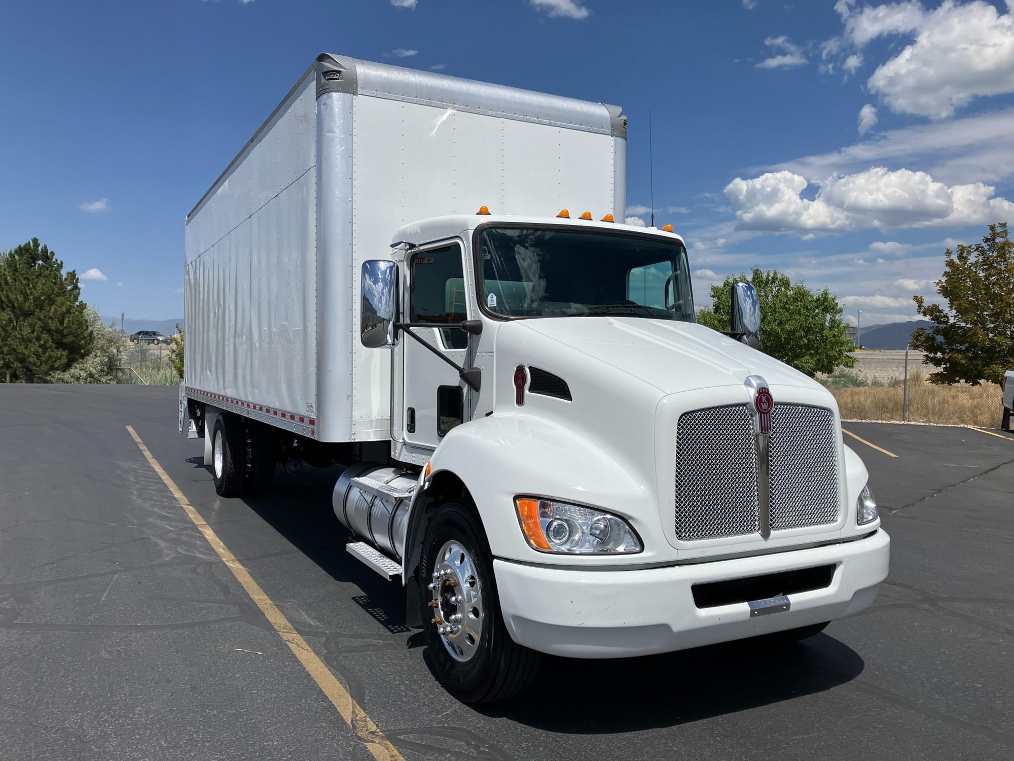 2021 Kenworth T270 - image 3 of 6