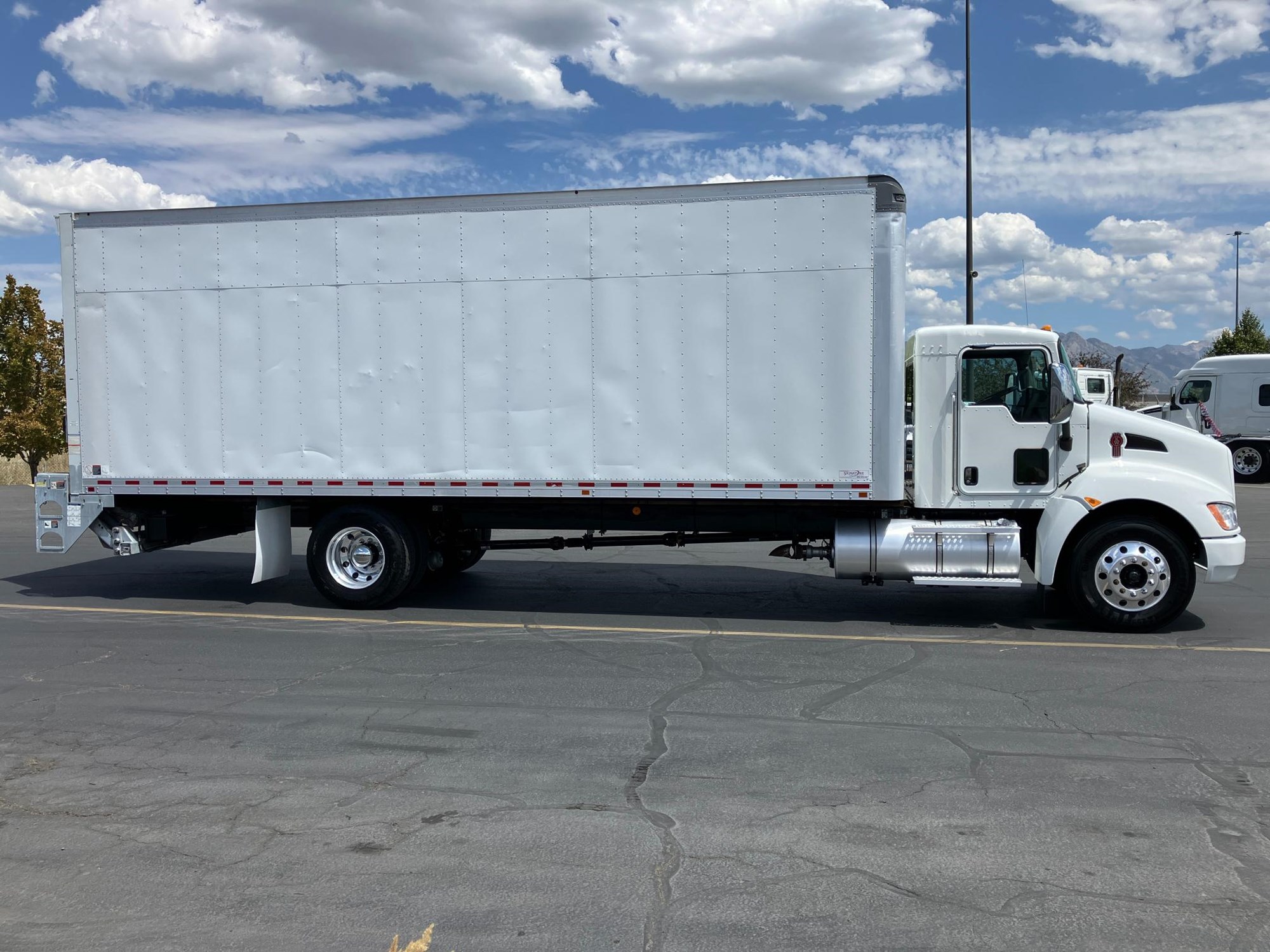 2021 Kenworth T270 - image 4 of 6
