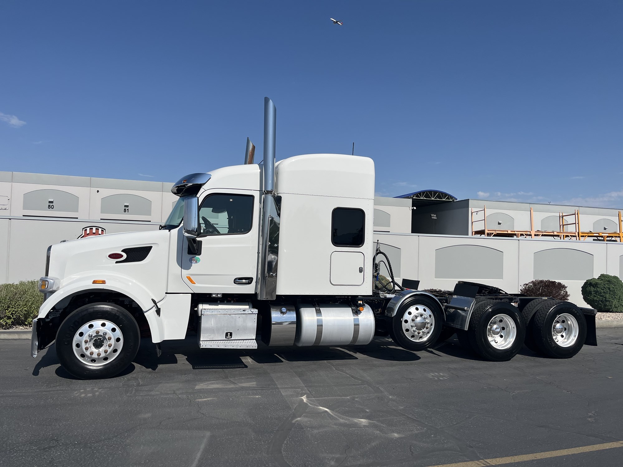2022 Peterbilt 567 - image 1 of 6