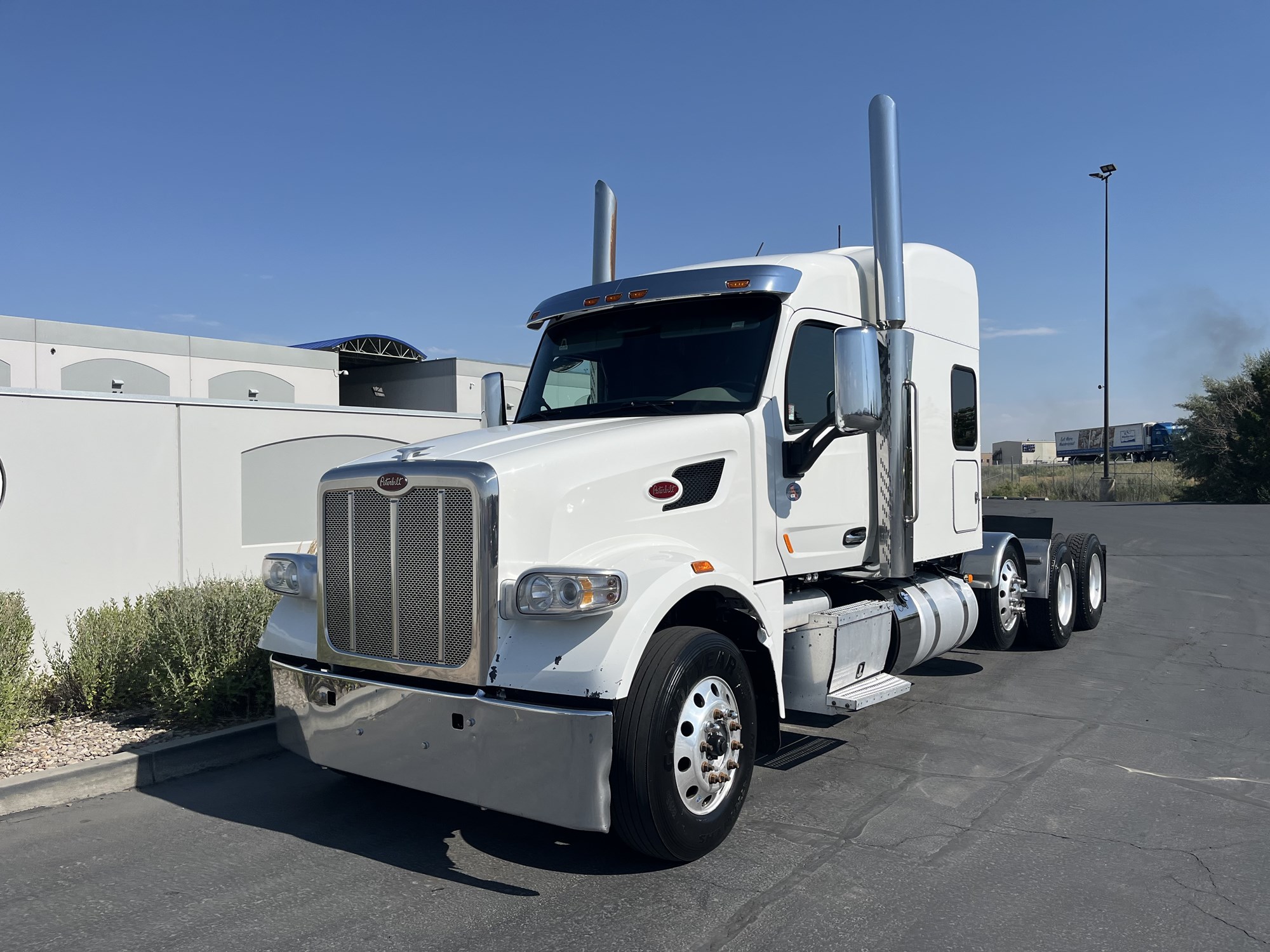 2022 Peterbilt 567 - image 2 of 6