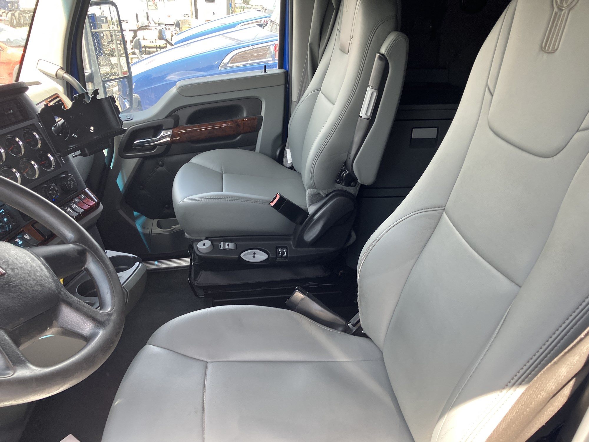 2022 Kenworth T680 - image 3 of 6