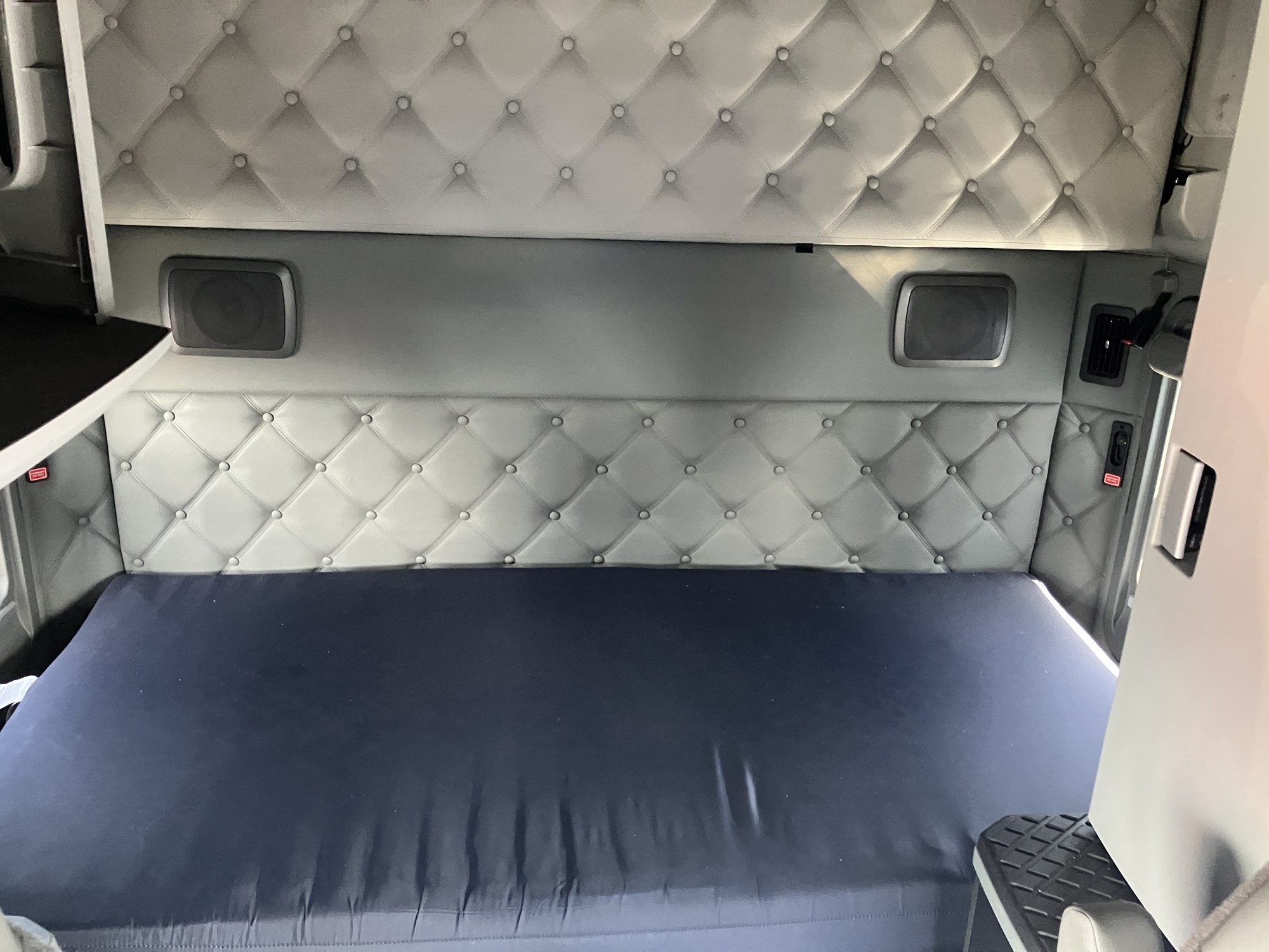 2022 Kenworth T680 - image 5 of 6