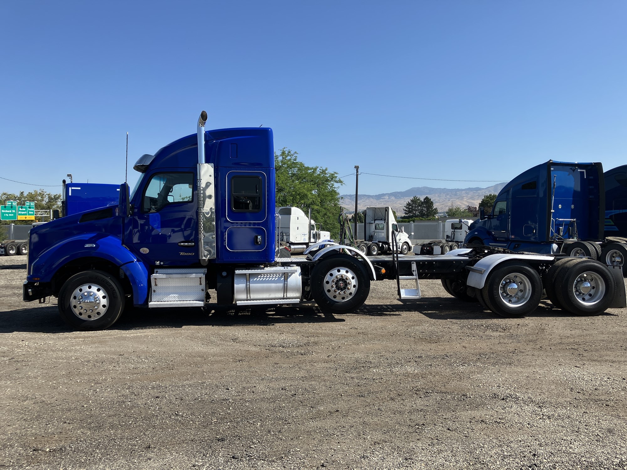 2022 Kenworth T880 - image 2 of 6