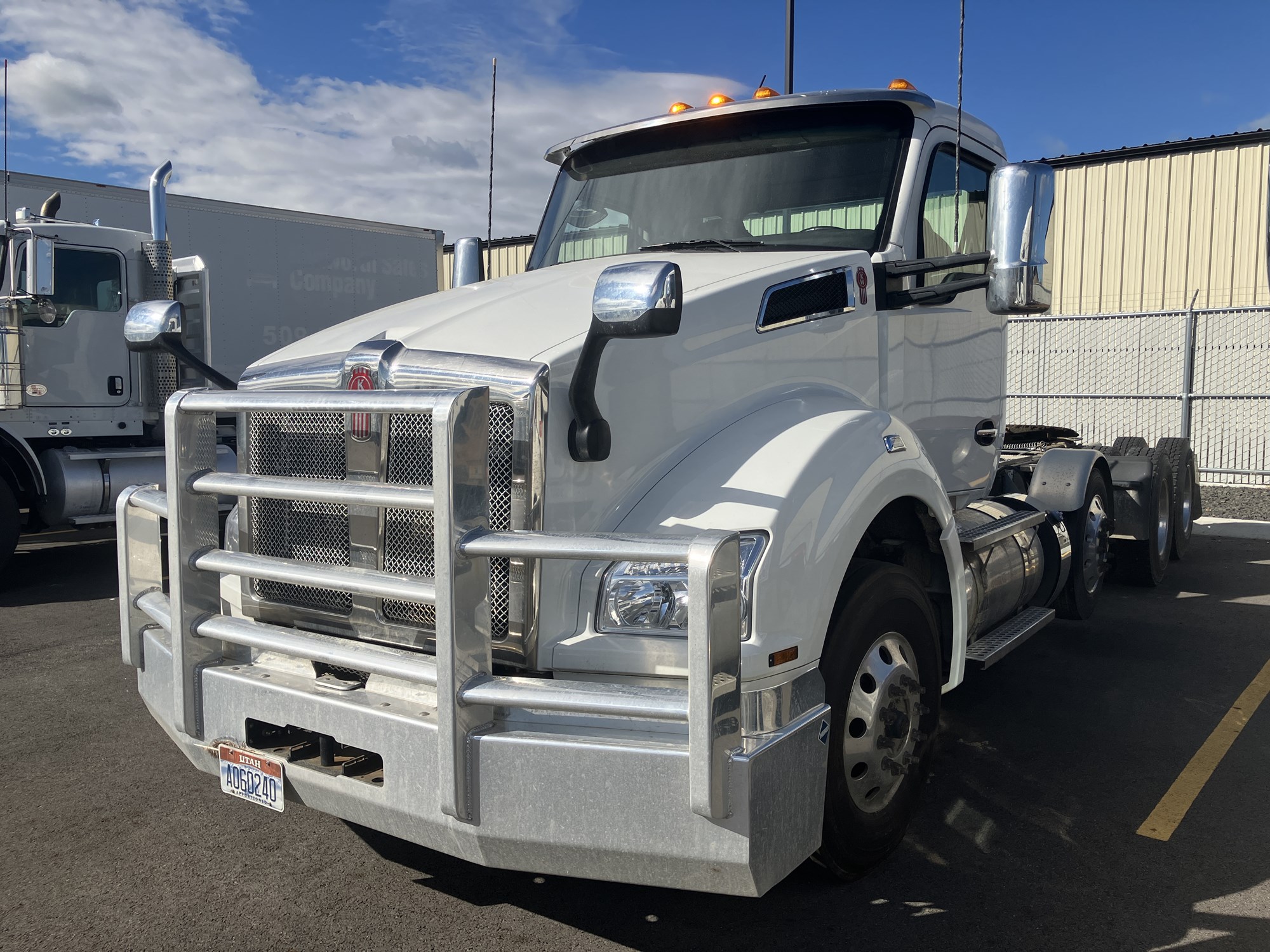 2023 Kenworth T880 - image 1 of 6