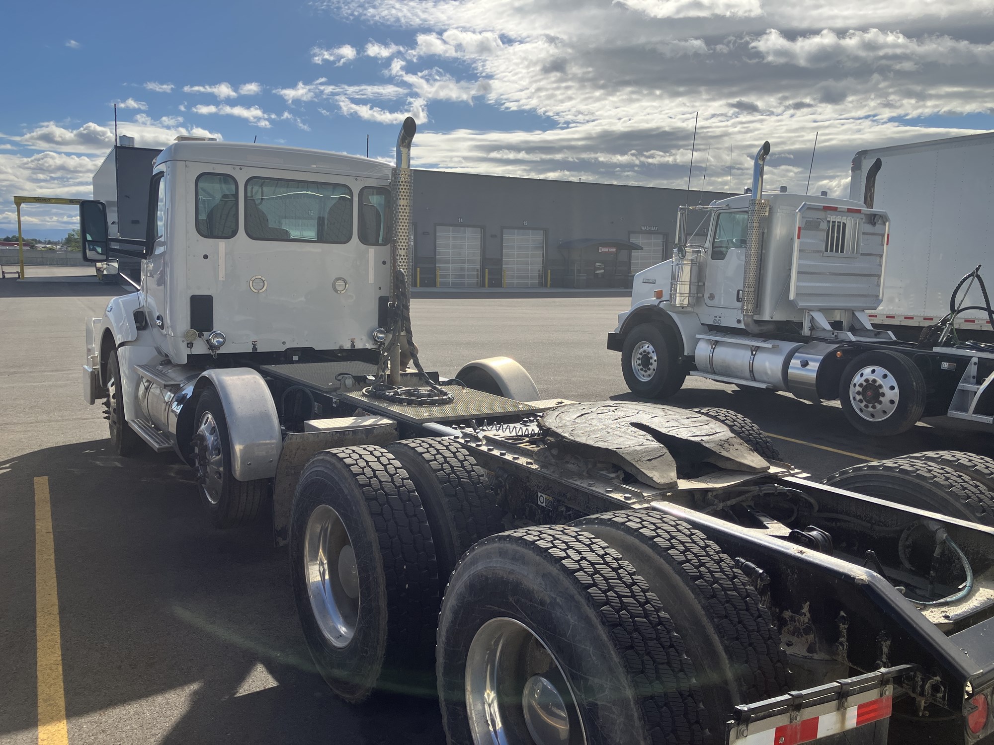 2023 Kenworth T880 - image 2 of 6