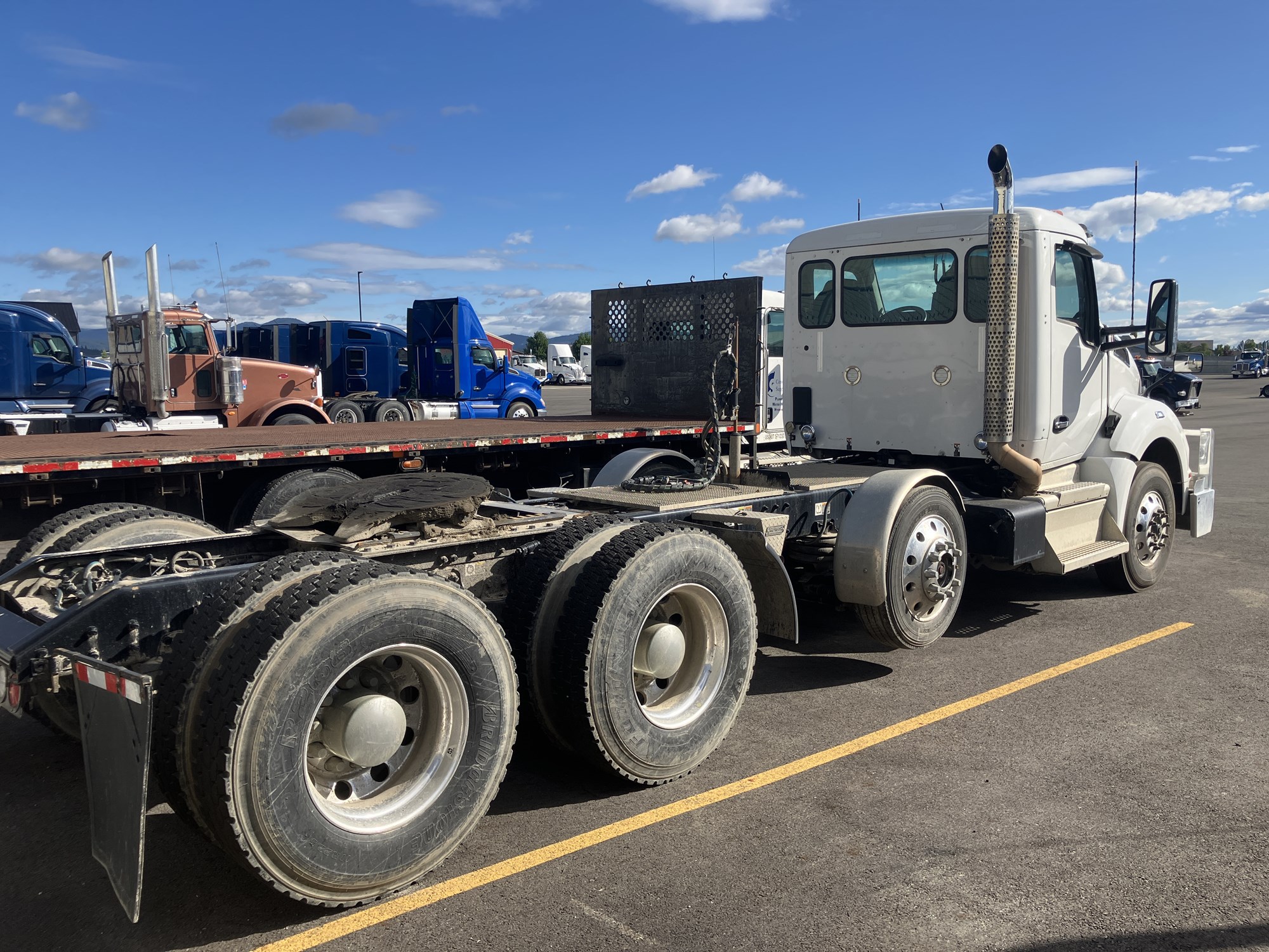 2023 Kenworth T880 - image 4 of 6