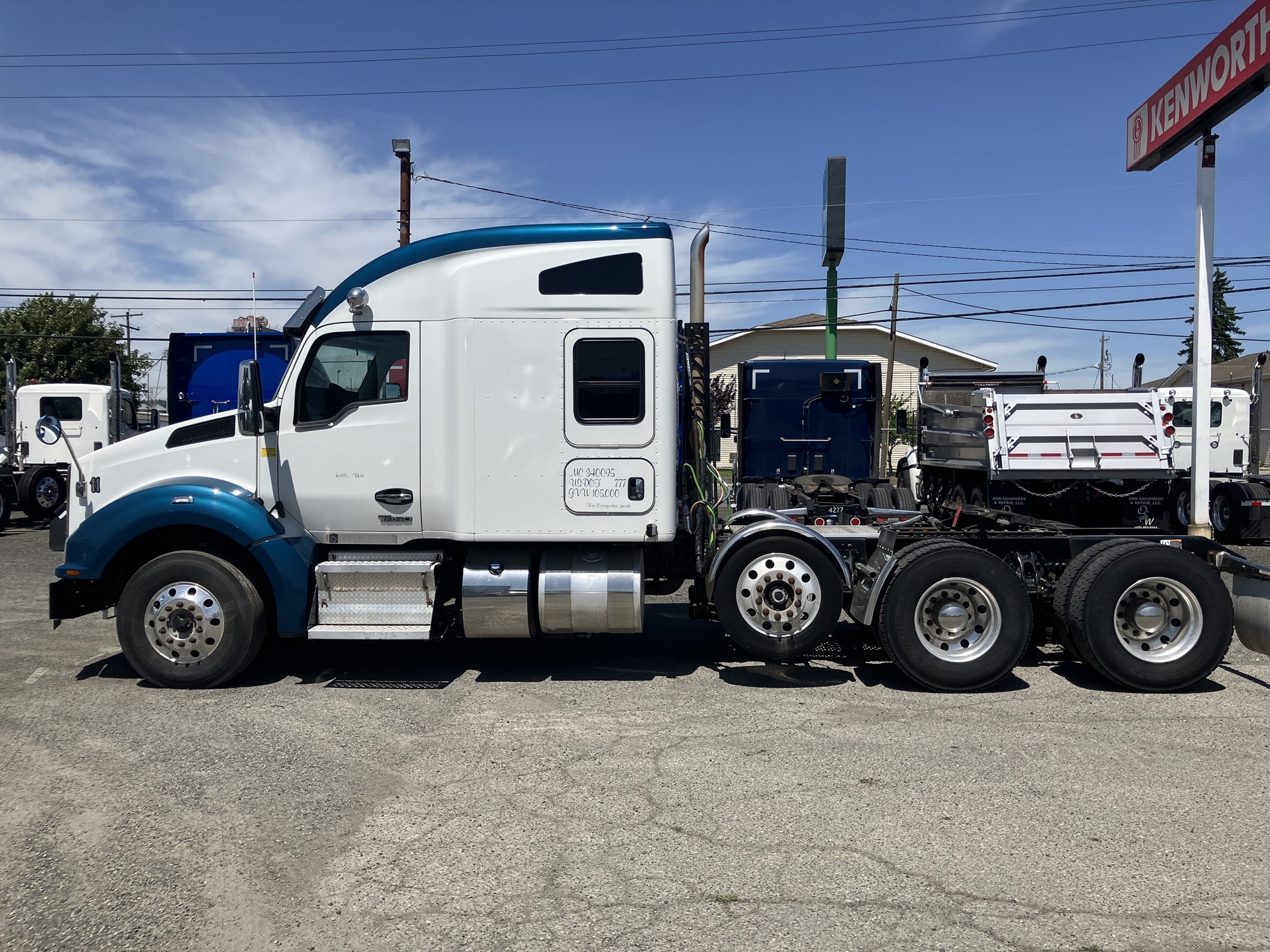 2023 Kenworth T880 2023 Kenworth T880 - image 2 of 6