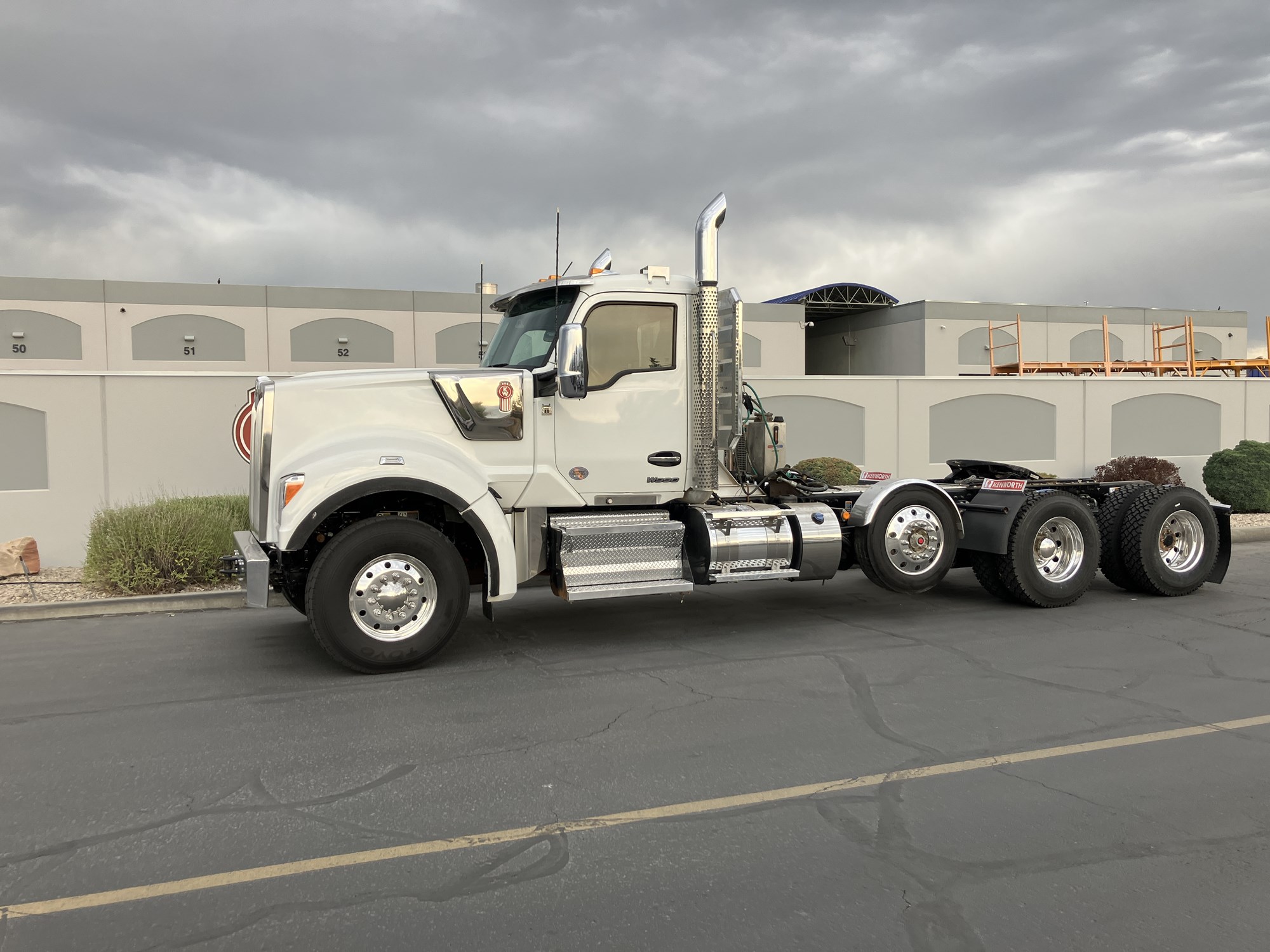2024 Kenworth W990 - image 1 of 6