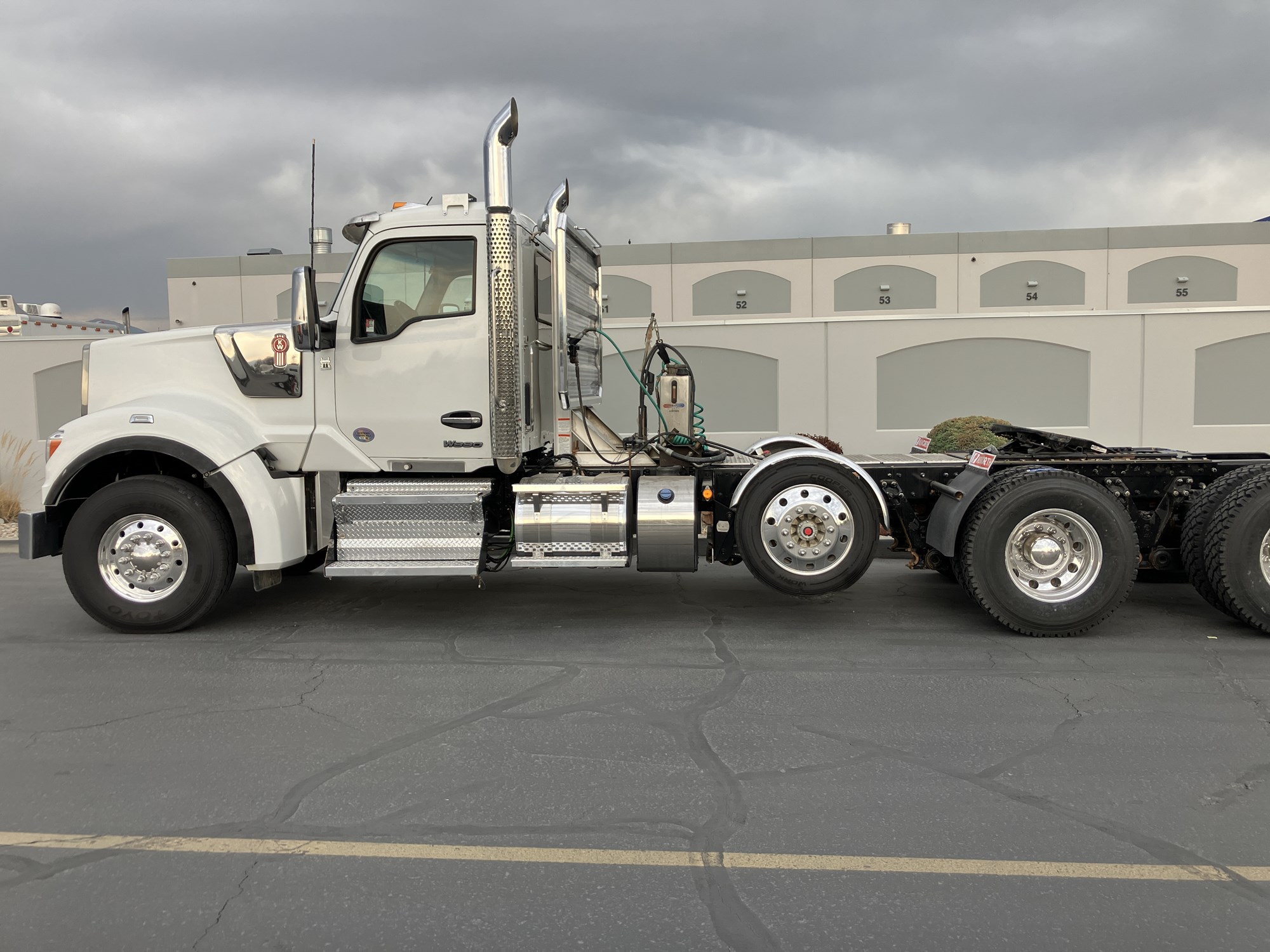 2024 Kenworth W990 - image 2 of 6