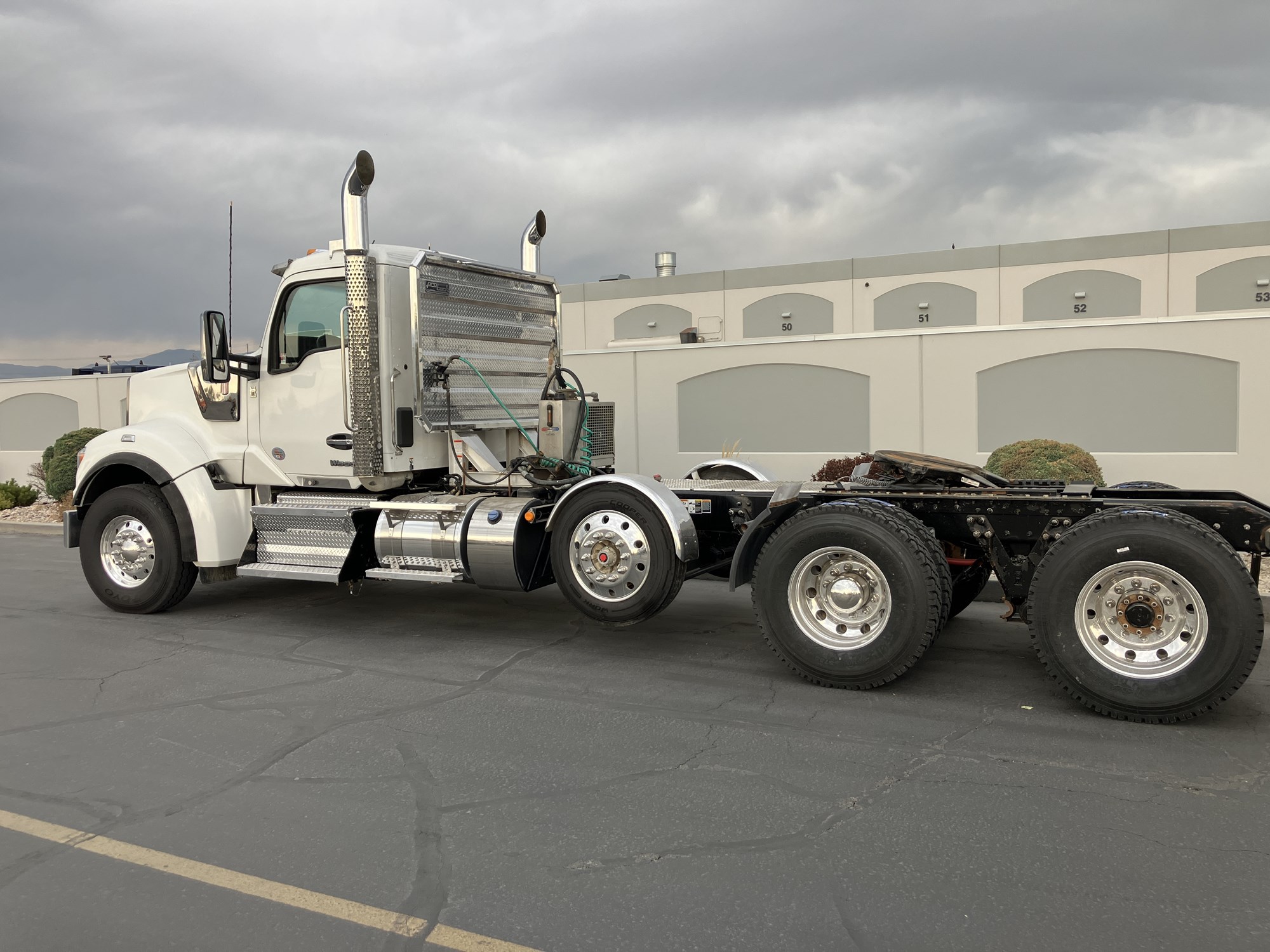 2024 Kenworth W990 - image 3 of 6