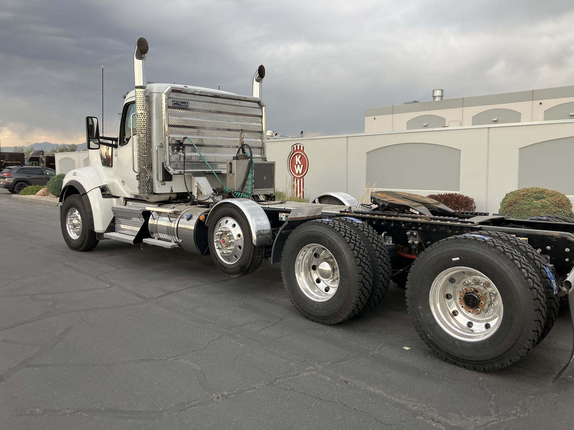 2024 Kenworth W990 - image 4 of 6