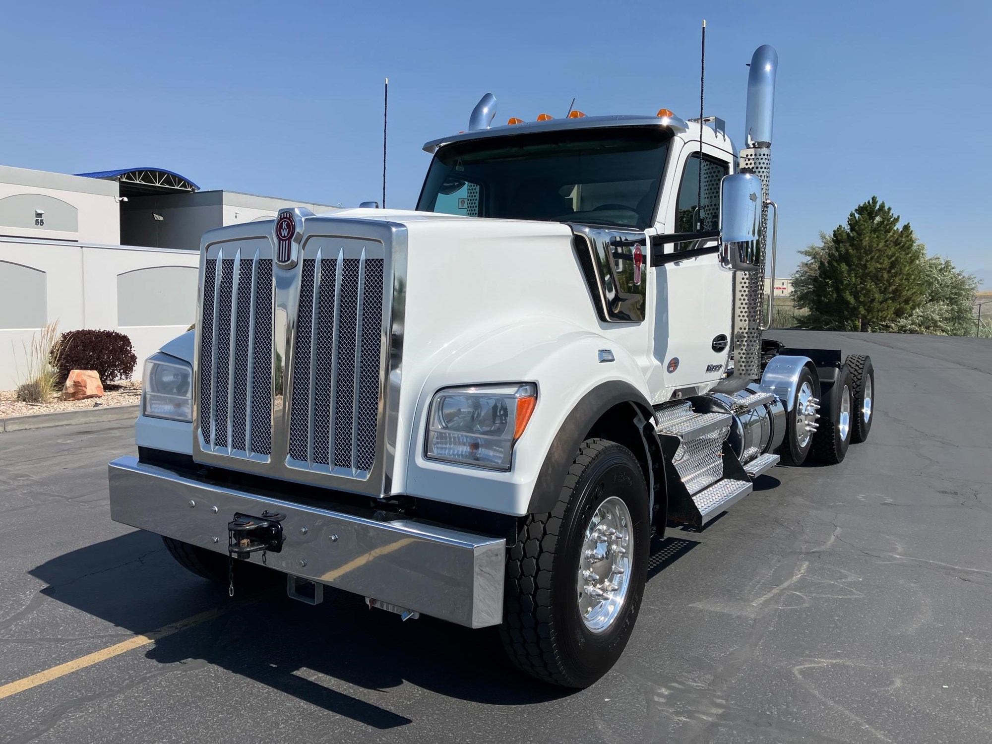 2024 Kenworth W990 - image 2 of 6