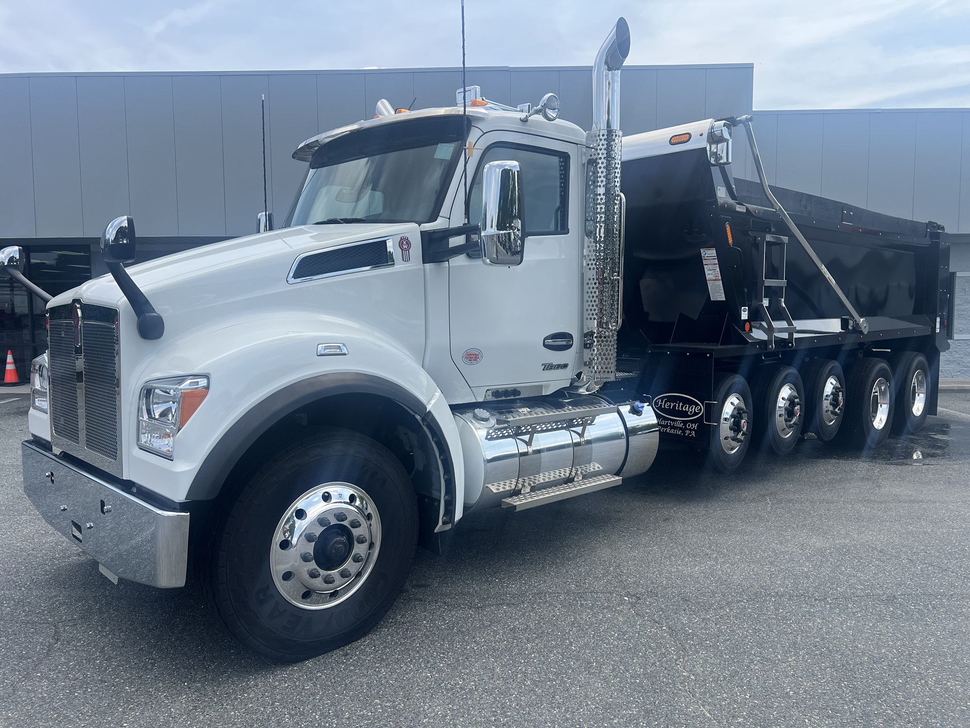 2026 Kenworth T880 - image 1 of 6