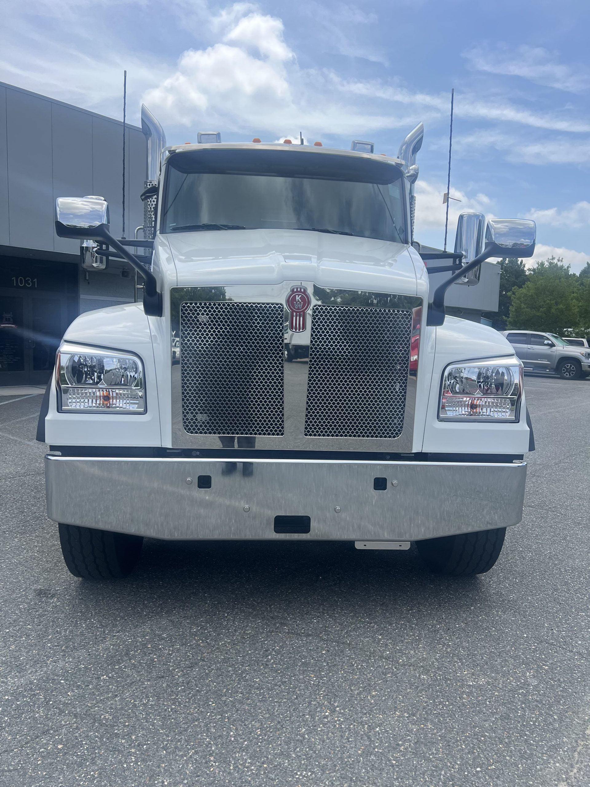 2026 Kenworth T880 - image 2 of 6