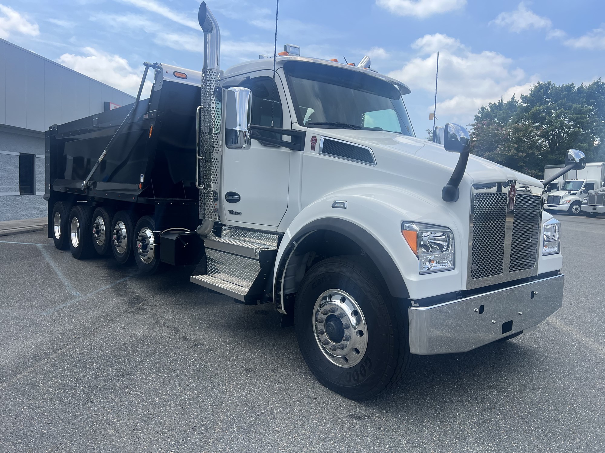 2026 Kenworth T880 - image 3 of 6