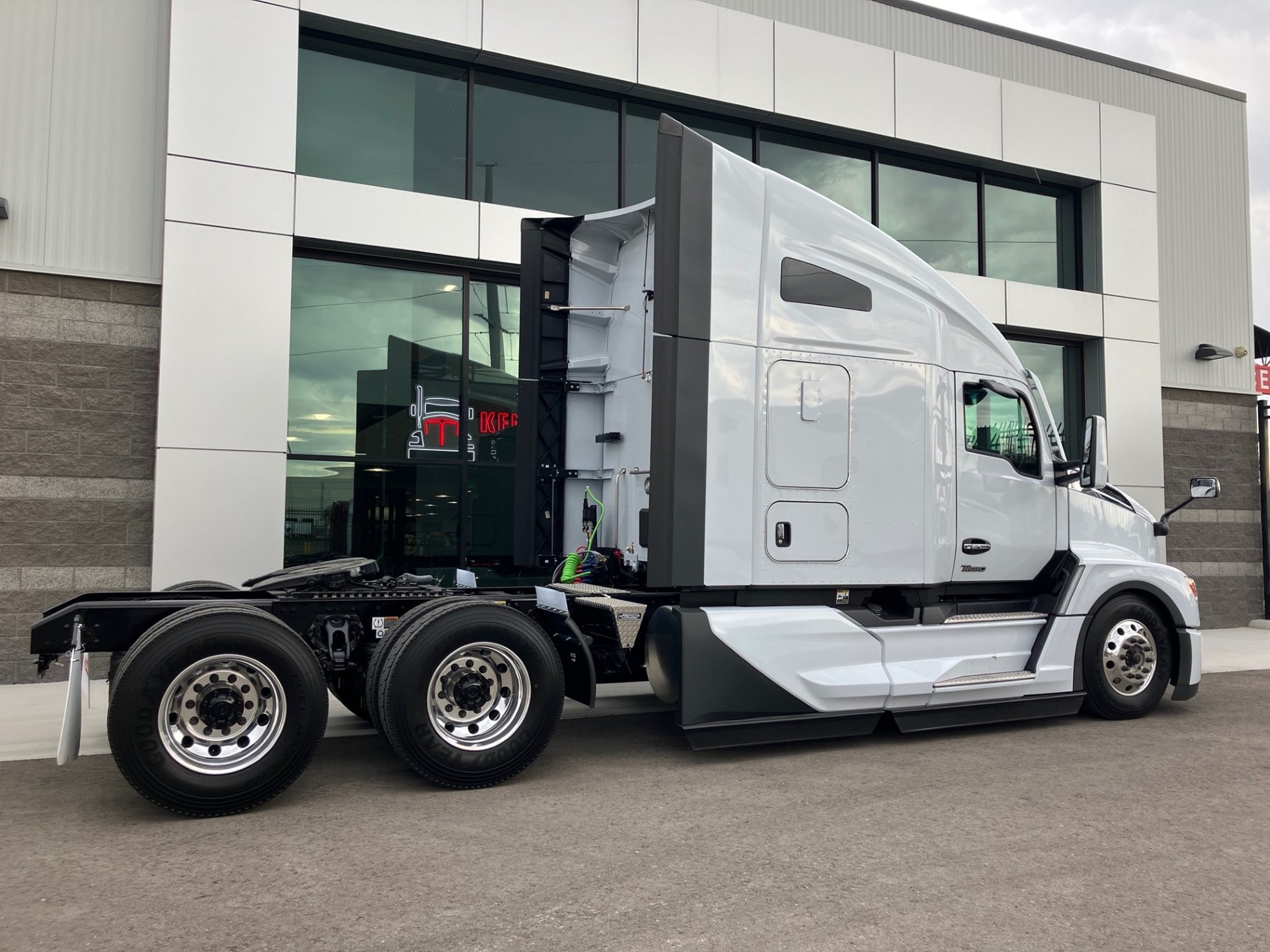 2026 Kenworth T680 Next Gen - image 2 of 6