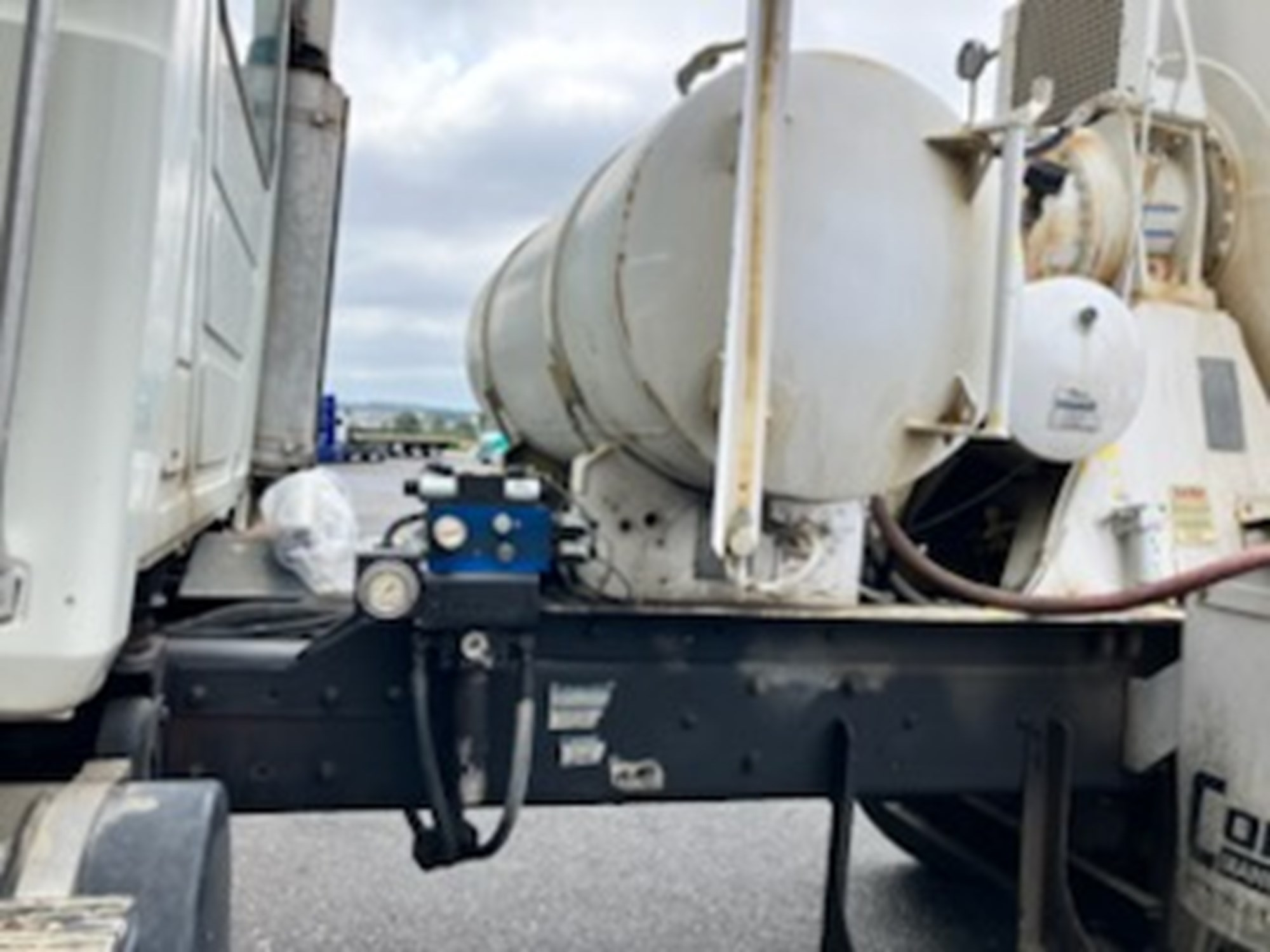 2006 Mack Granite - image 2 of 6