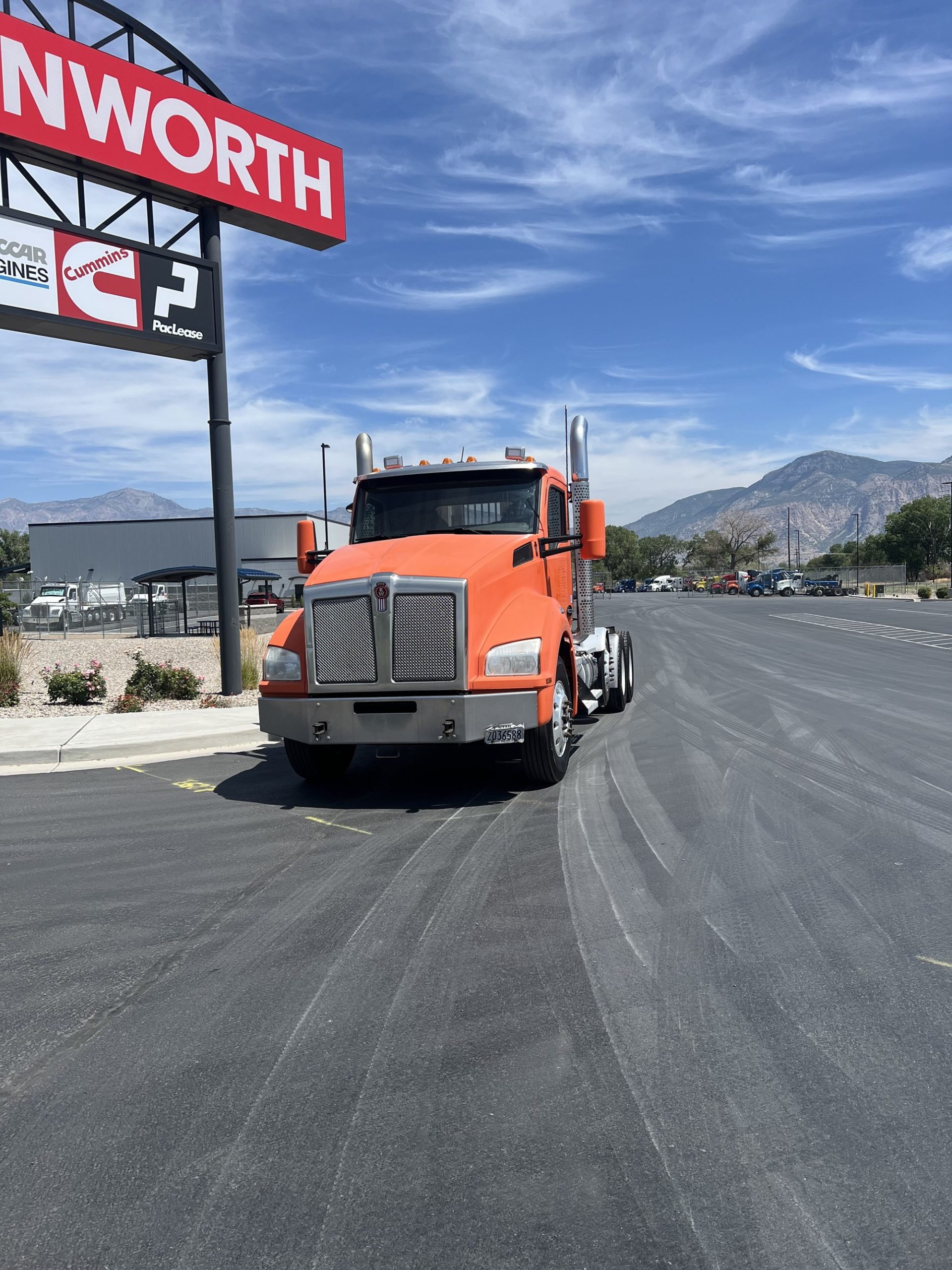 2014 Kenworth T880 - image 3 of 6