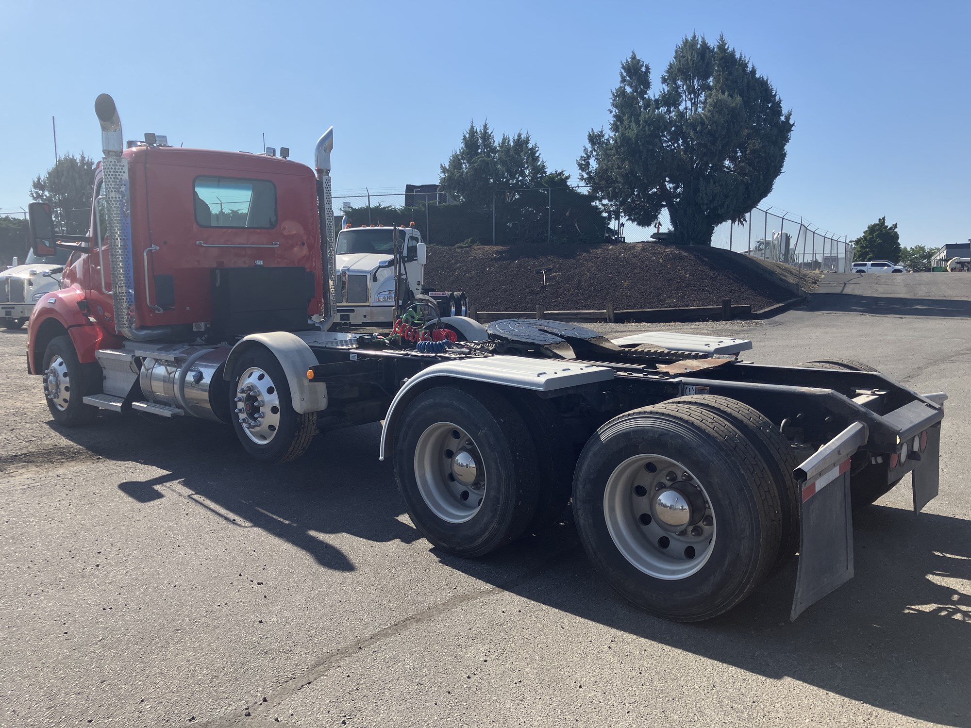 2016 Kenworth T880 - image 3 of 6