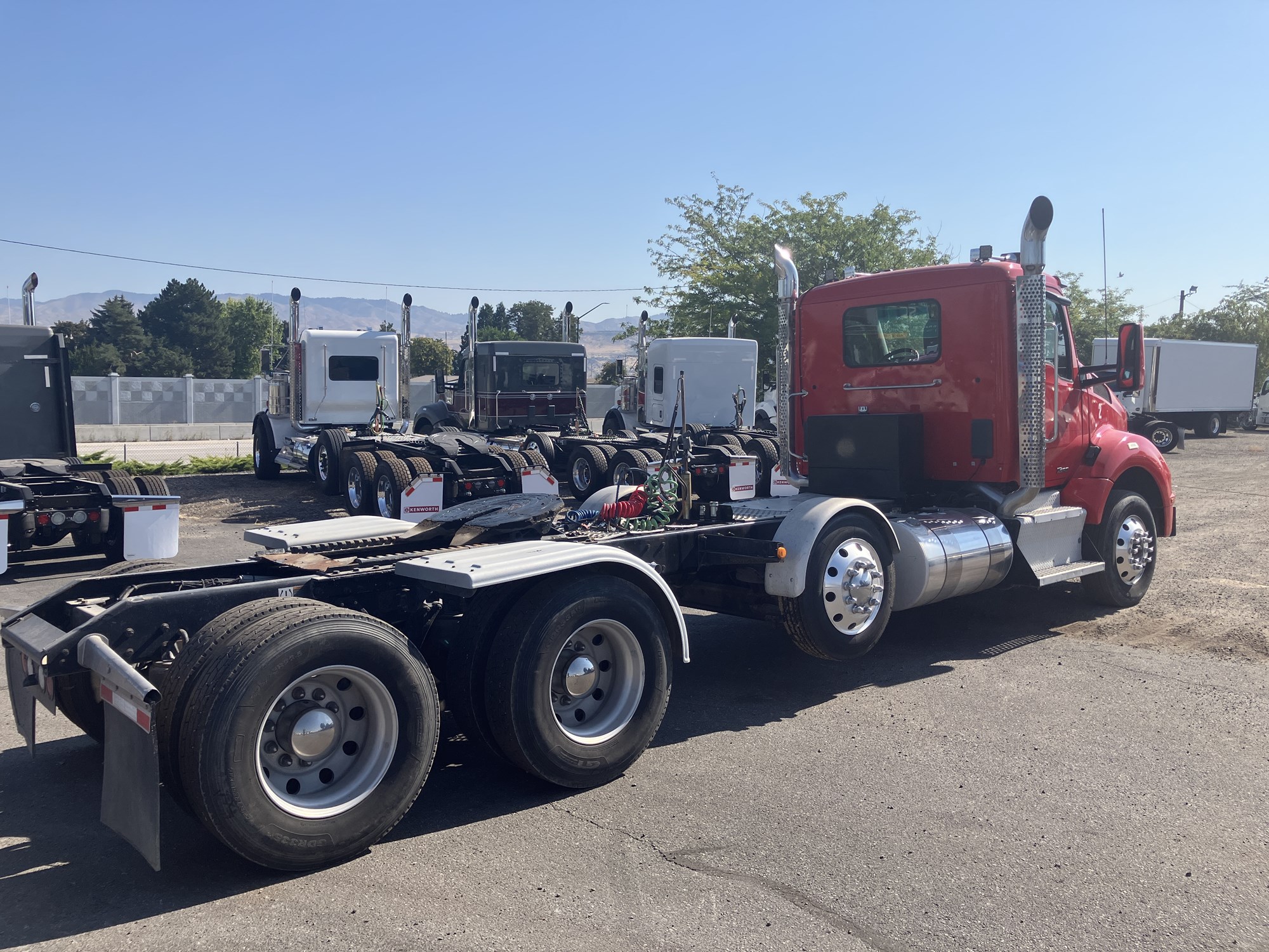 2016 Kenworth T880 - image 5 of 6