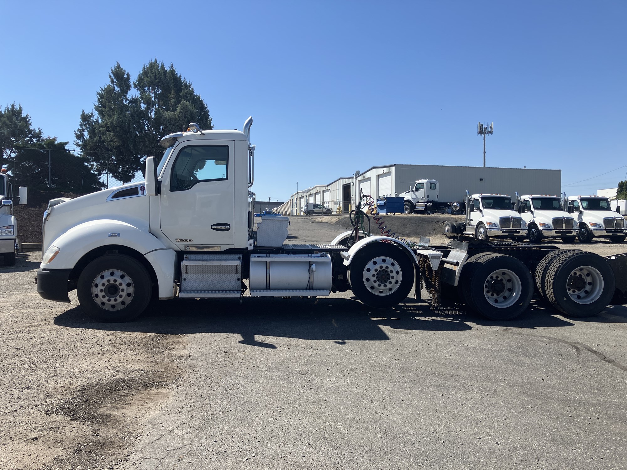 2017 Kenworth T680 - image 2 of 6