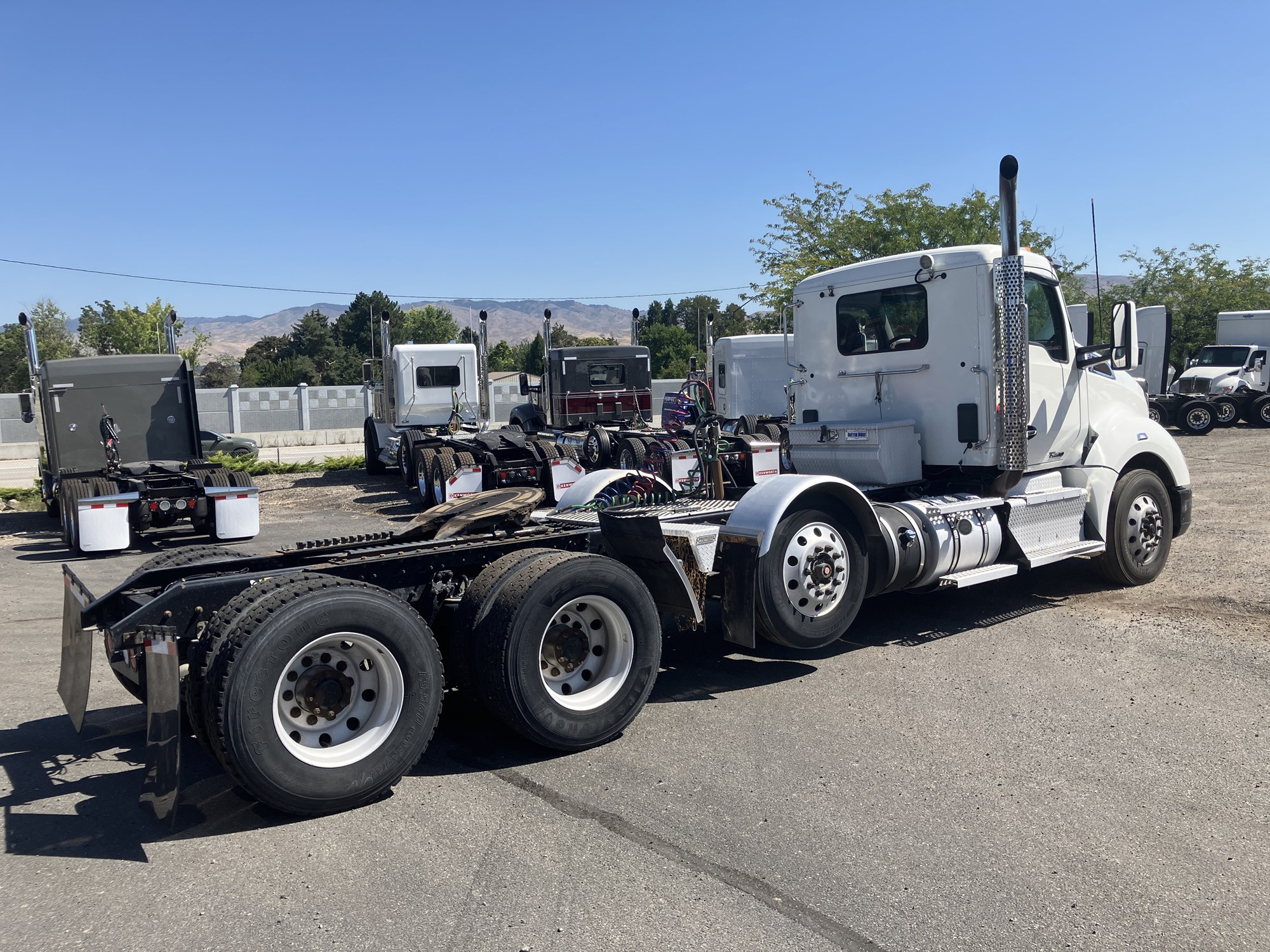 2017 Kenworth T680 - image 5 of 6
