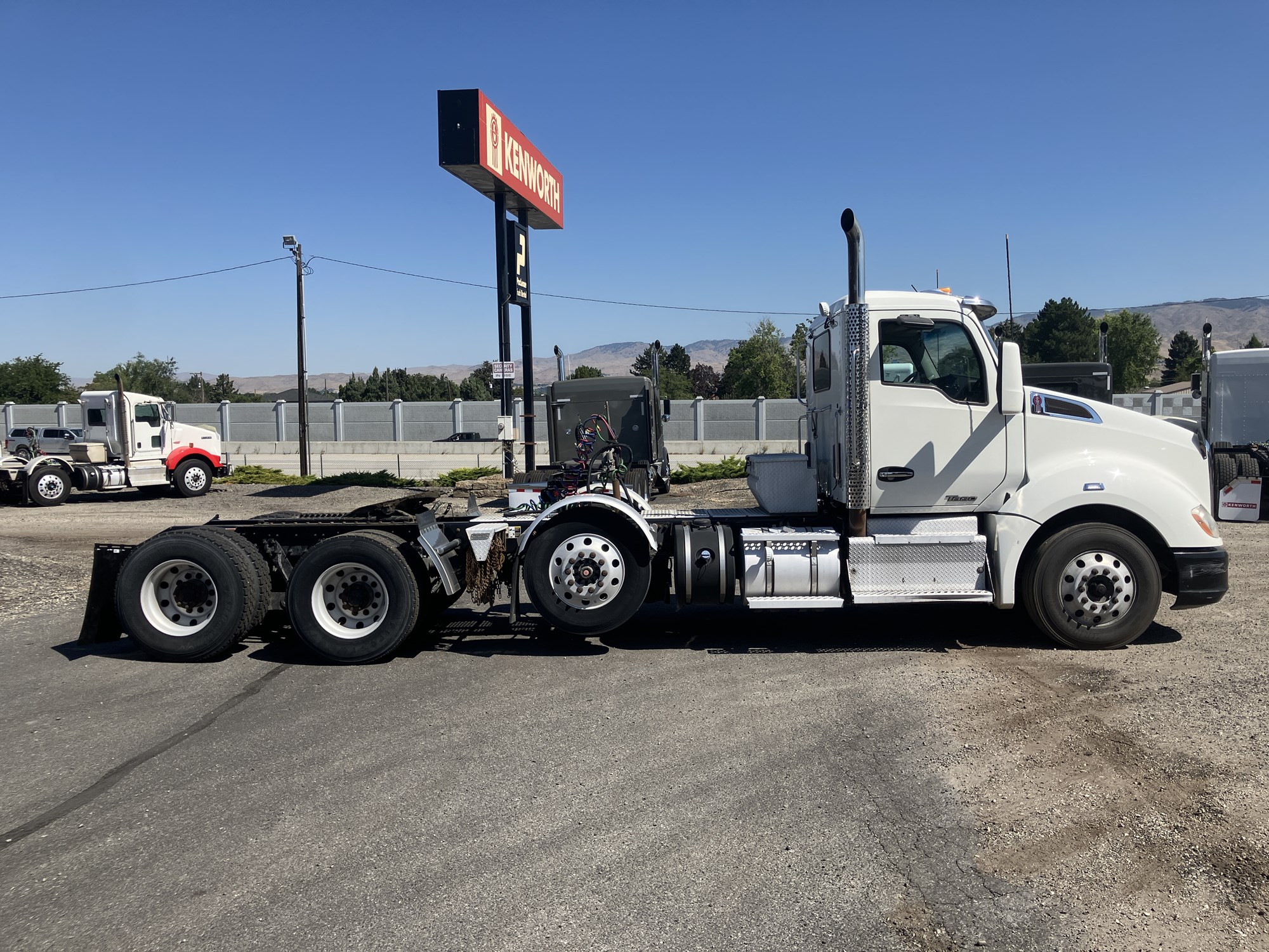 2017 Kenworth T680 - image 6 of 6
