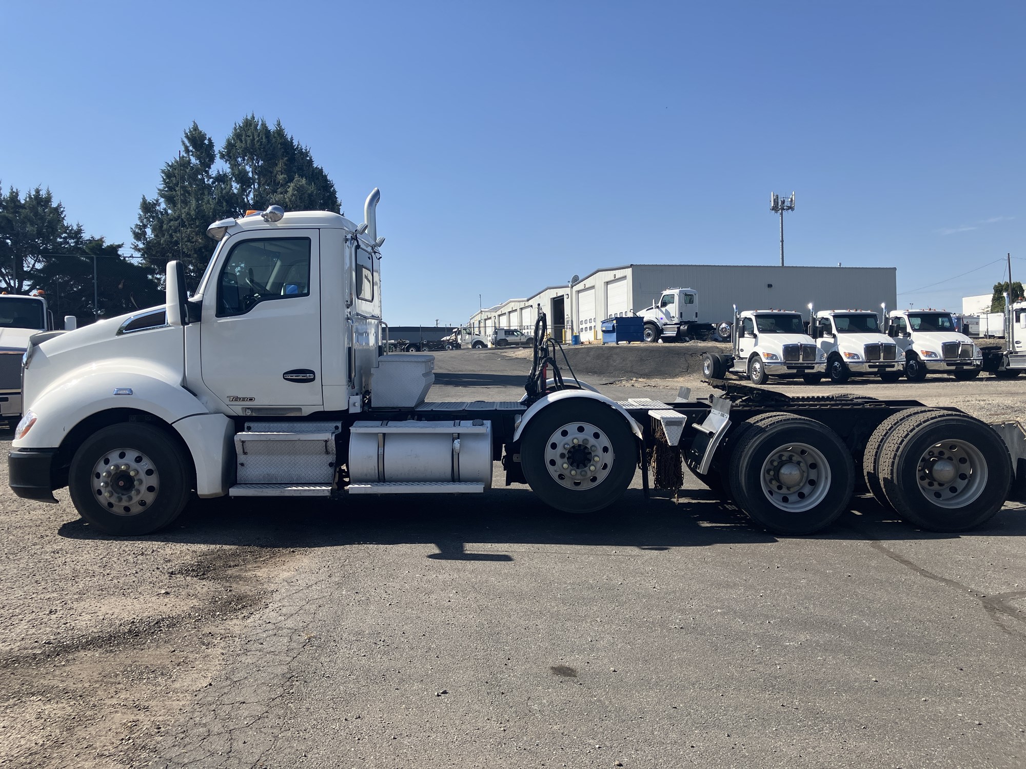 2017 Kenworth T680 - image 2 of 6