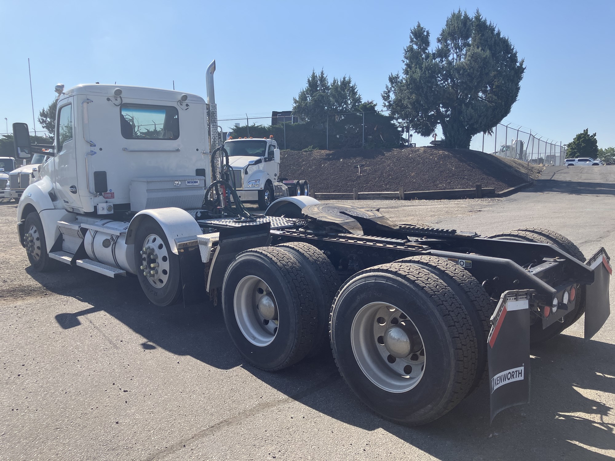 2017 Kenworth T680 - image 3 of 6