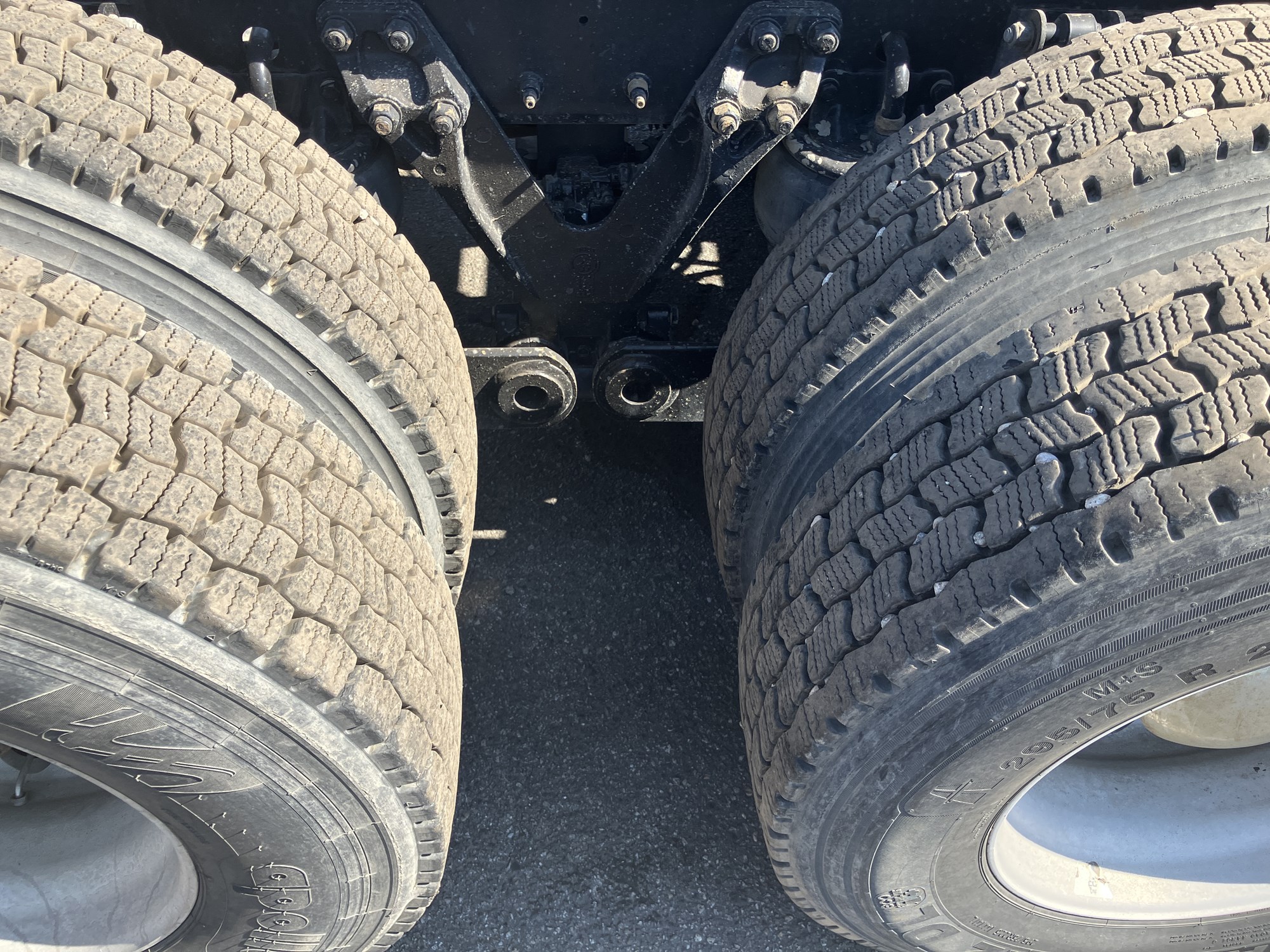 2017 Kenworth T680 - image 5 of 6
