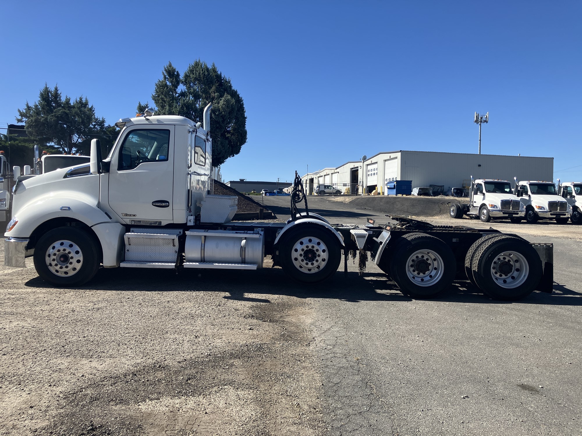 2017 Kenworth T680 - image 2 of 6