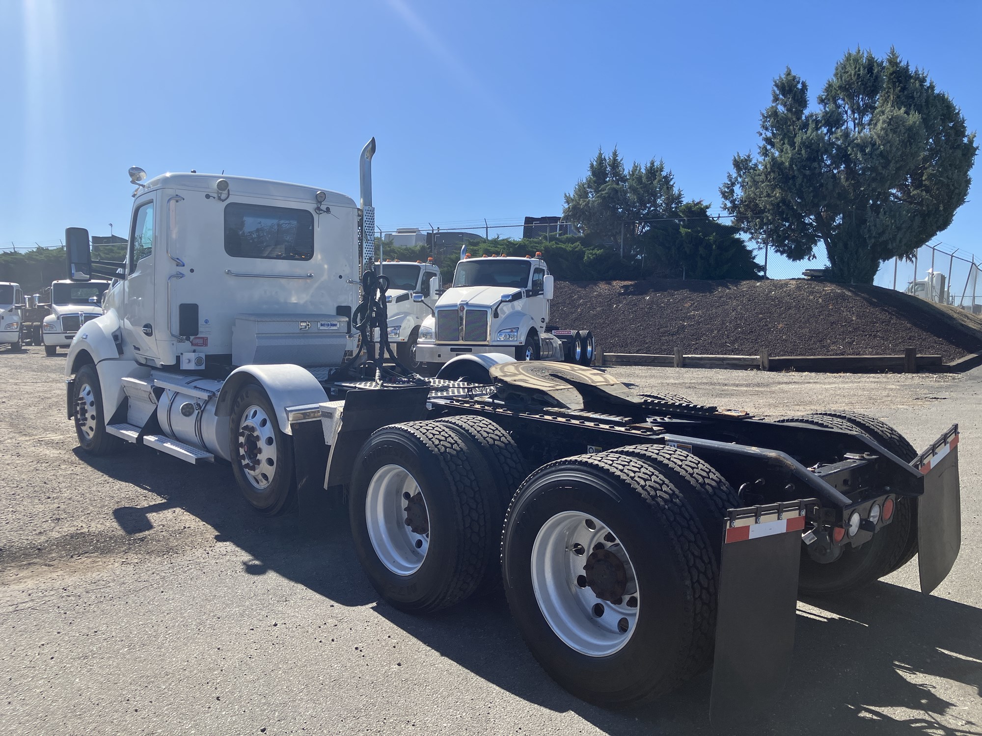 2017 Kenworth T680 - image 3 of 6