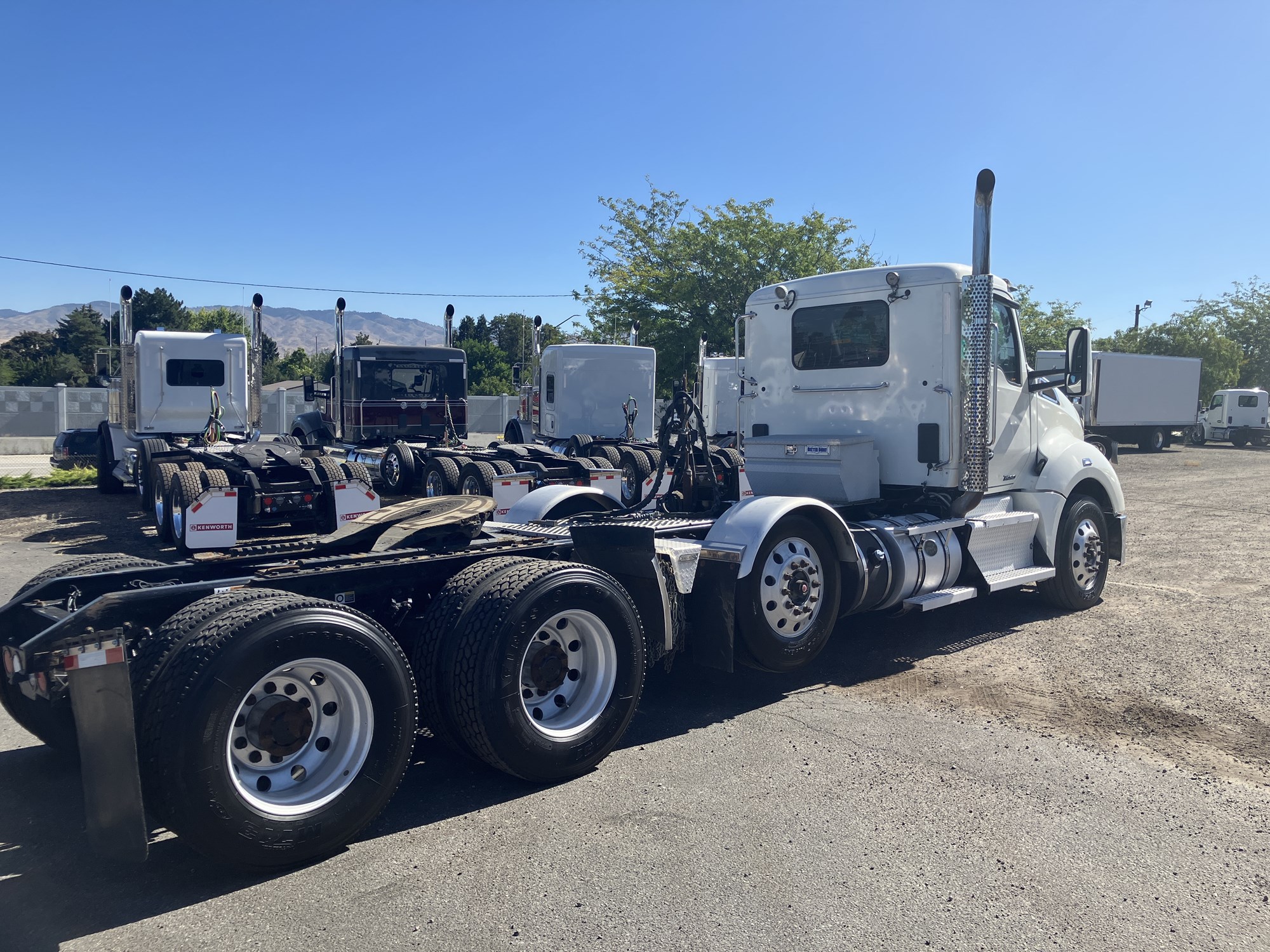 2017 Kenworth T680 - image 5 of 6