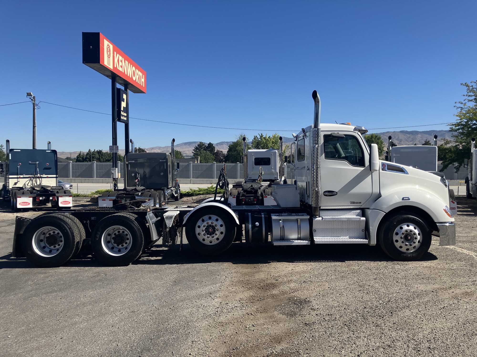 2017 Kenworth T680 - image 6 of 6