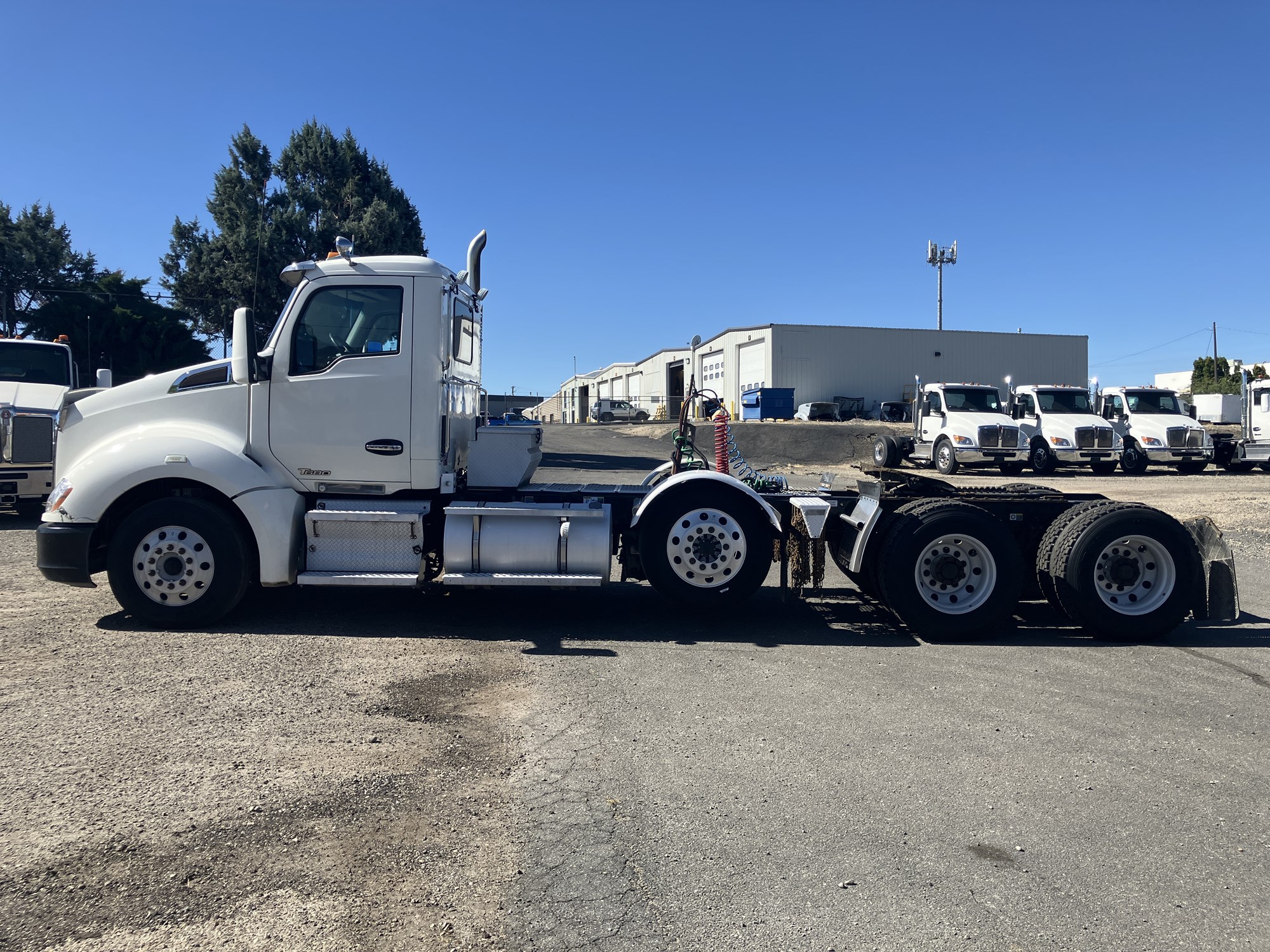 2017 Kenworth T680 - image 2 of 6
