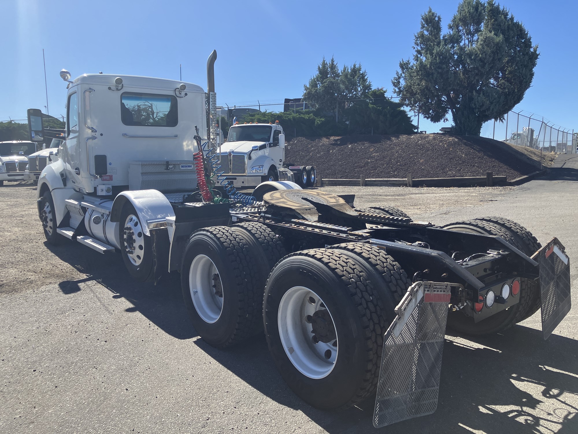 2017 Kenworth T680 - image 3 of 6