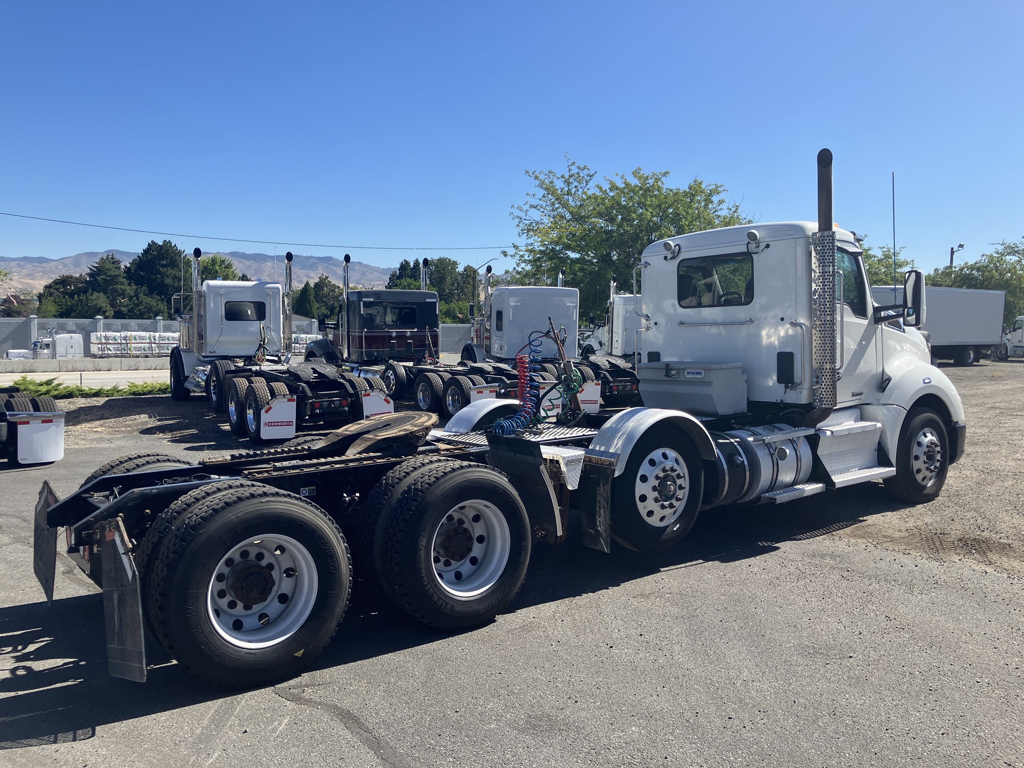 2017 Kenworth T680 - image 5 of 6