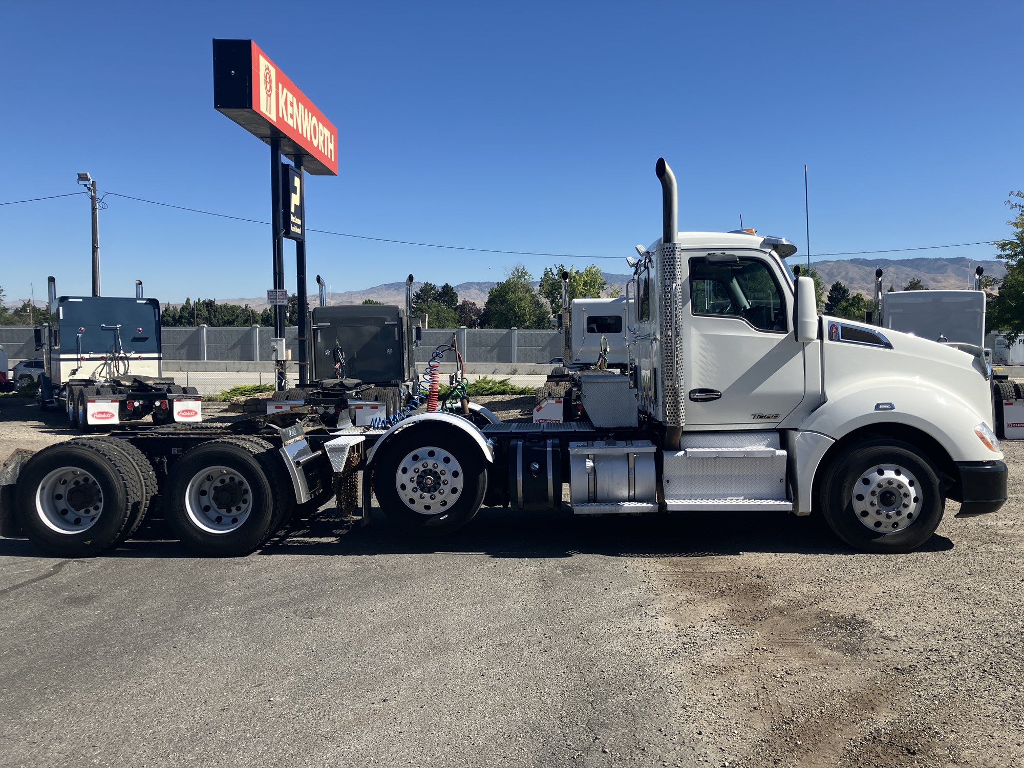 2017 Kenworth T680 - image 6 of 6