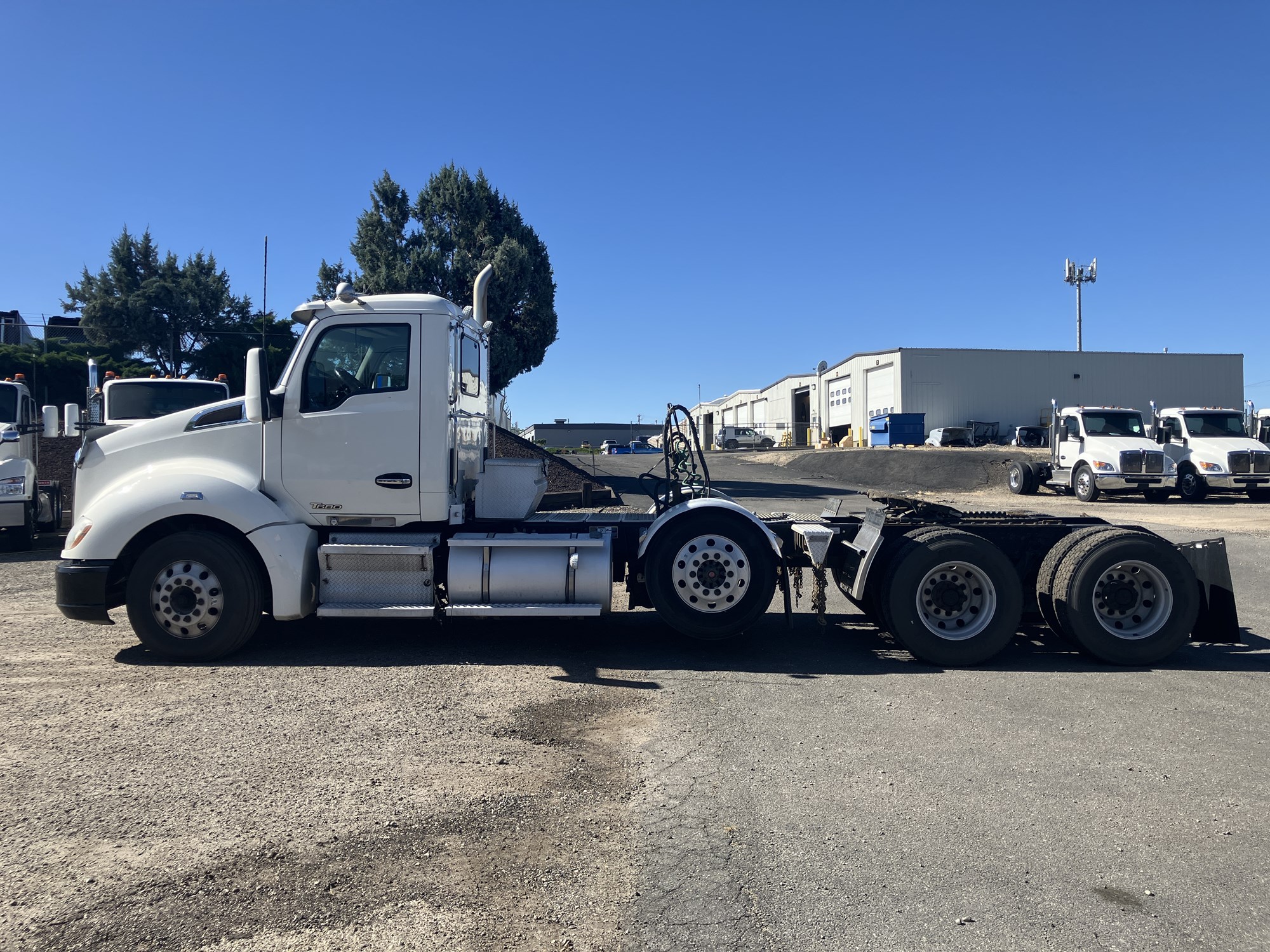 2017 Kenworth T680 - image 2 of 6