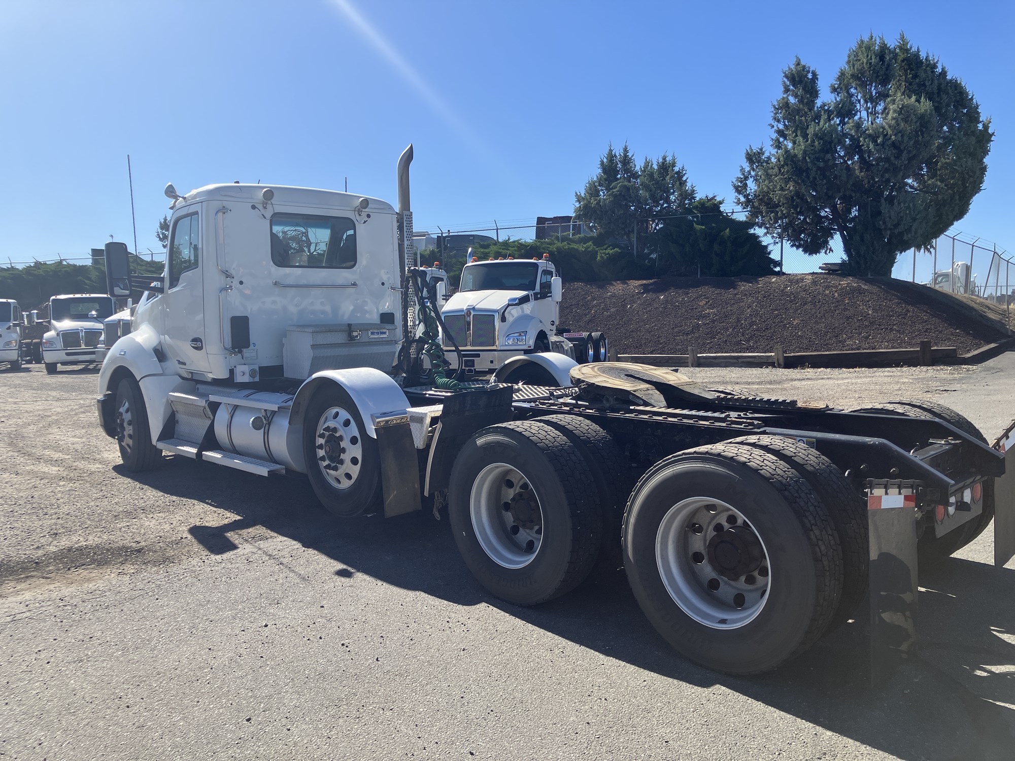 2017 Kenworth T680 - image 3 of 6